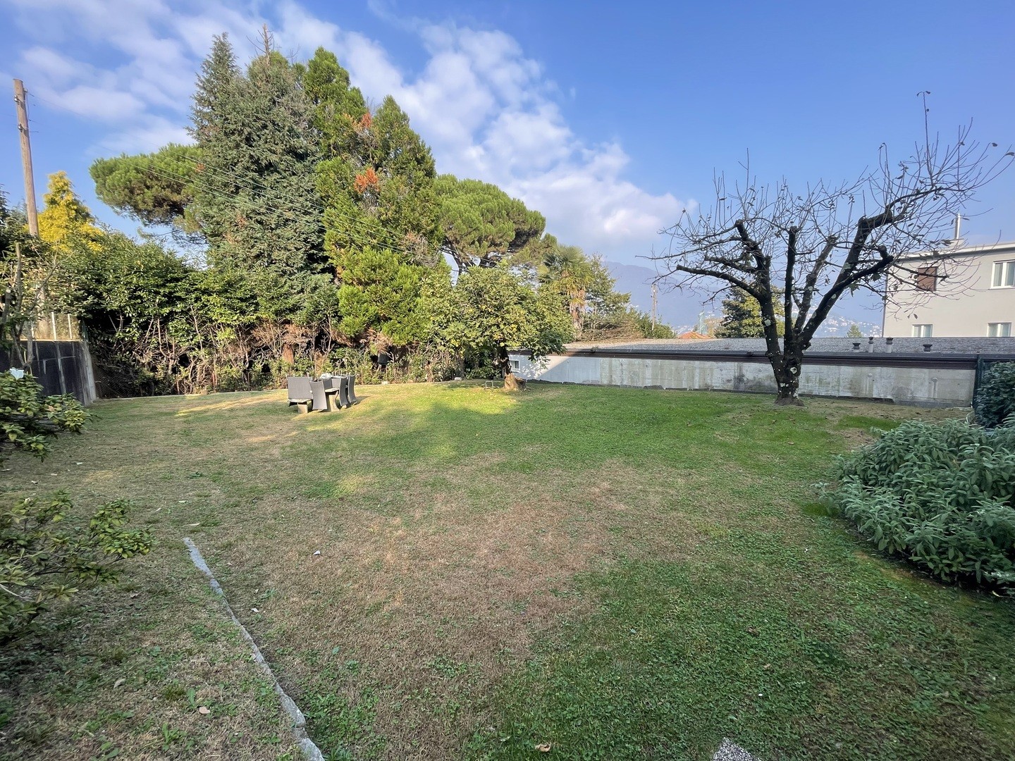Großer Garten mit Rasen und Sitzgruppe