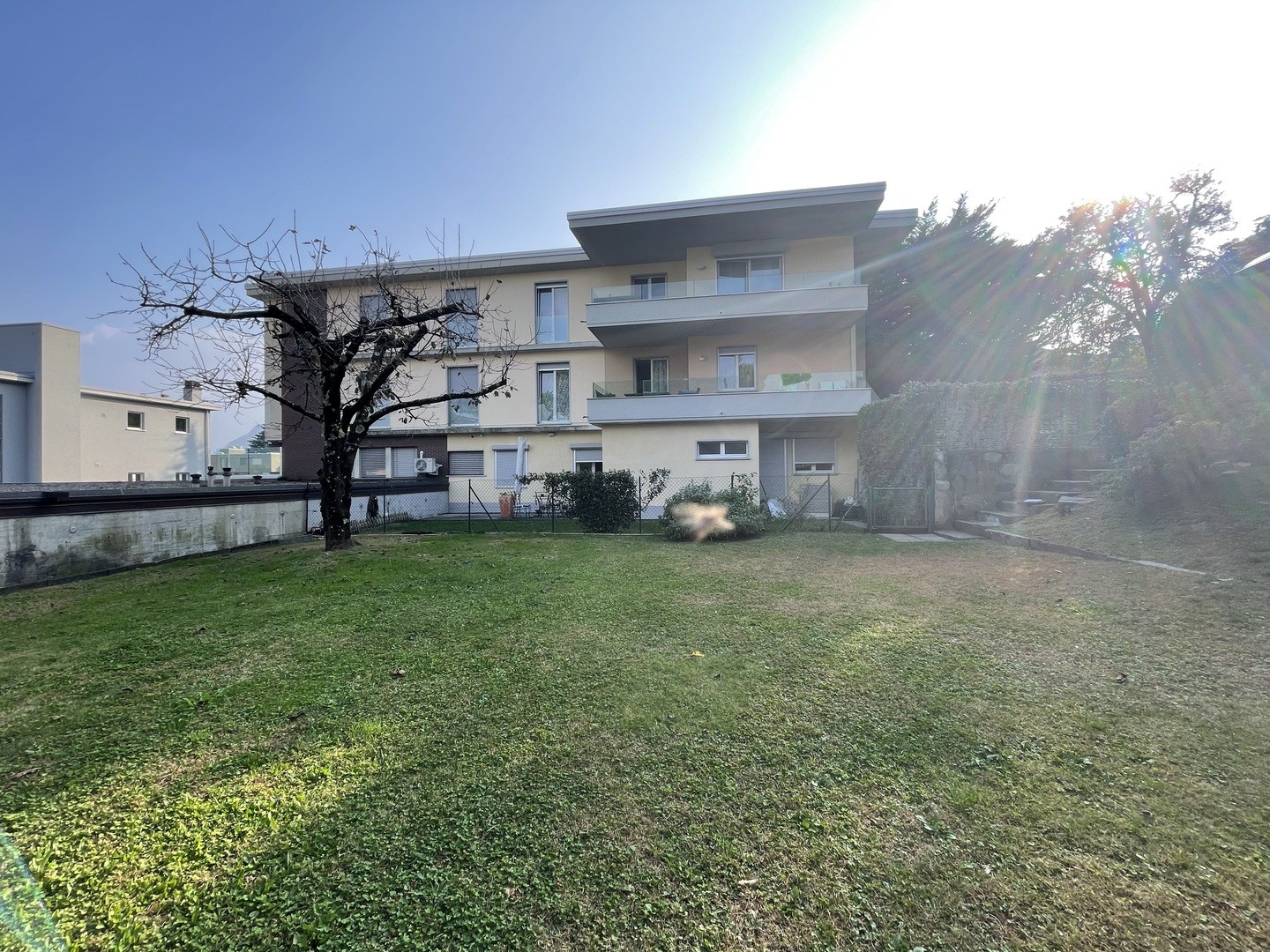 Garten mit Mehrfamilienhaus
