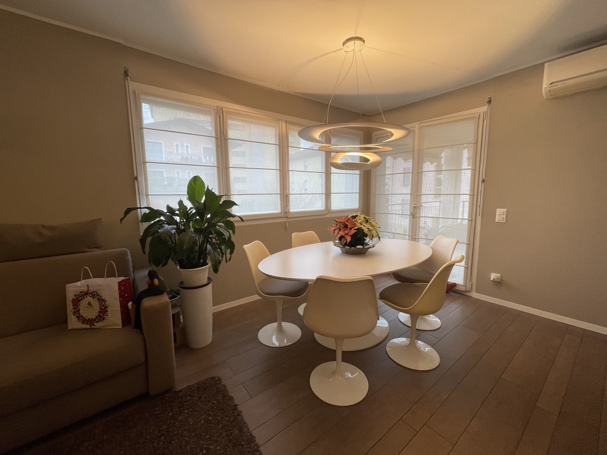 Helles Esszimmer mit runder Tafel