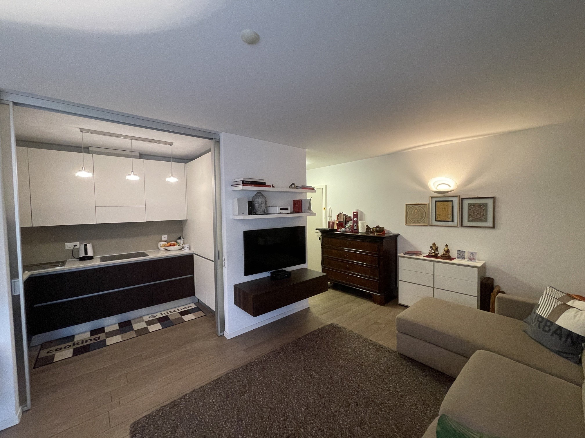Wohnzimmer mit offener Küchenzeile