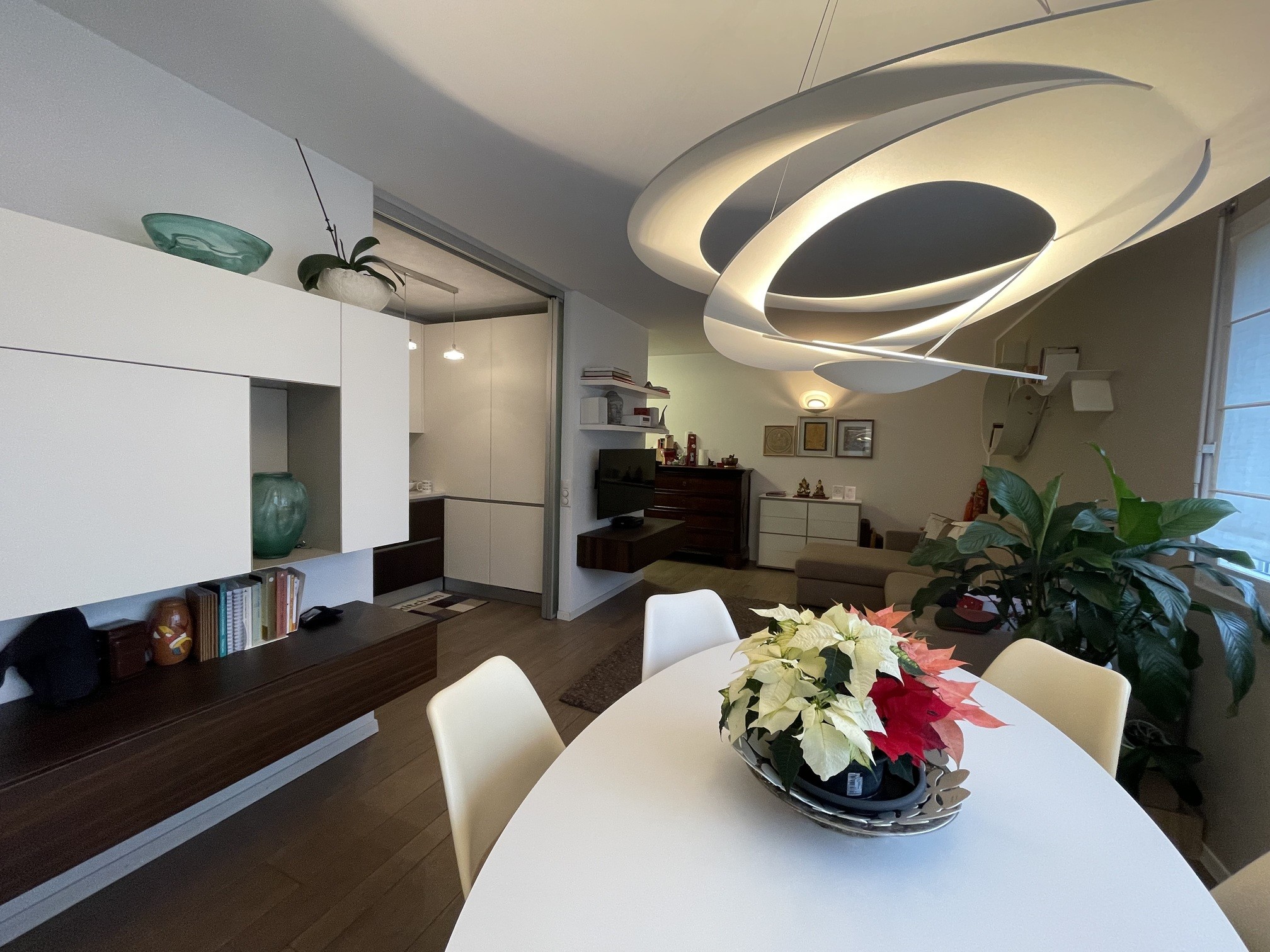 Modernes Wohn-Esszimmer mit angrenzender Küche