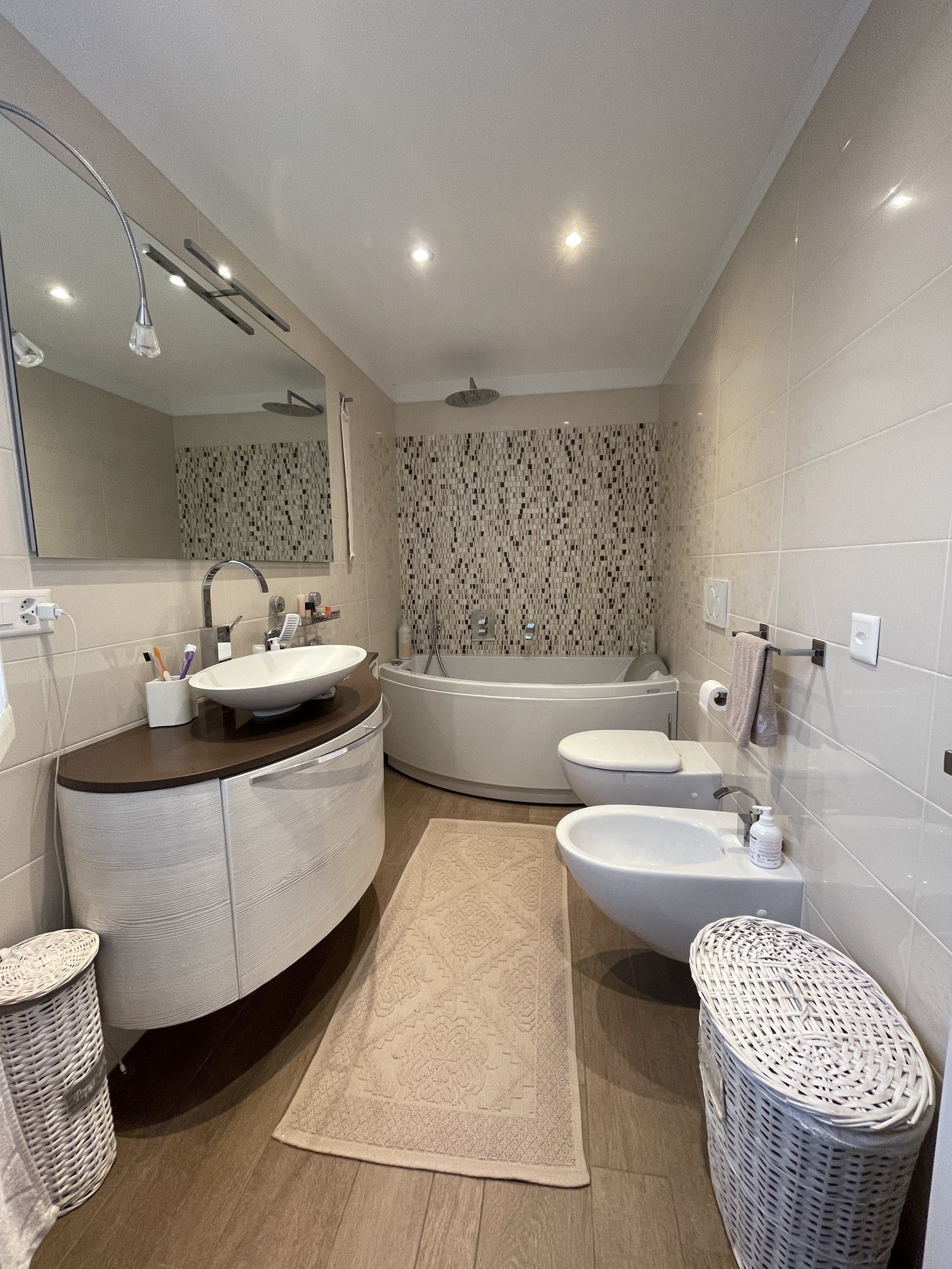 ELEGANTE UND GROSSE WOHNUNG 2.5 MIT GROSSEM PARKPLATZ – Chiasso