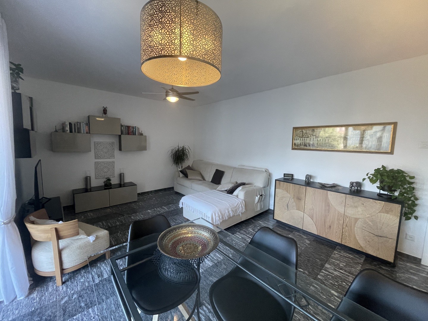 Modernes Wohnzimmer mit Essbereich