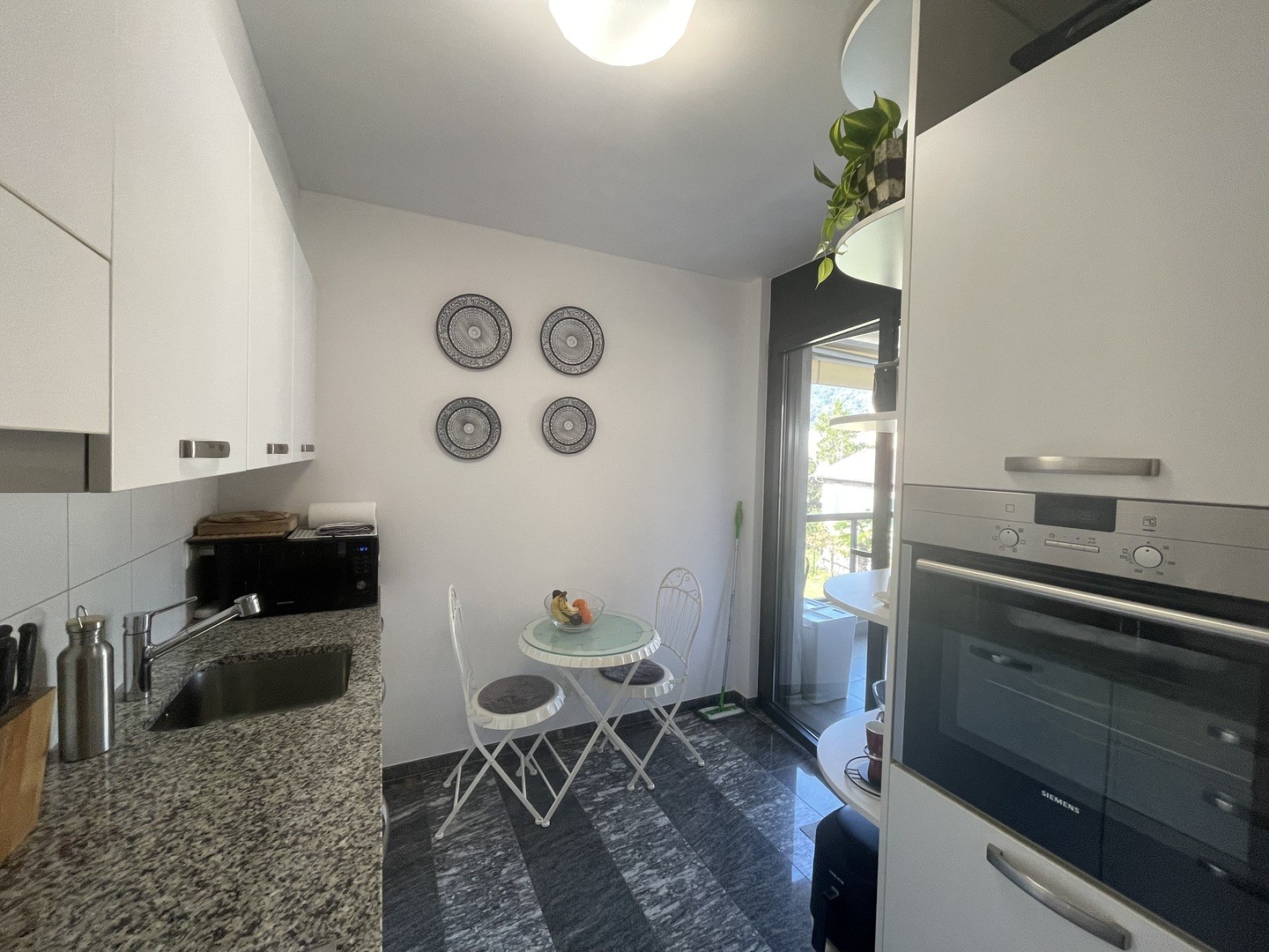 Moderne Küche mit kleinem Essplatz