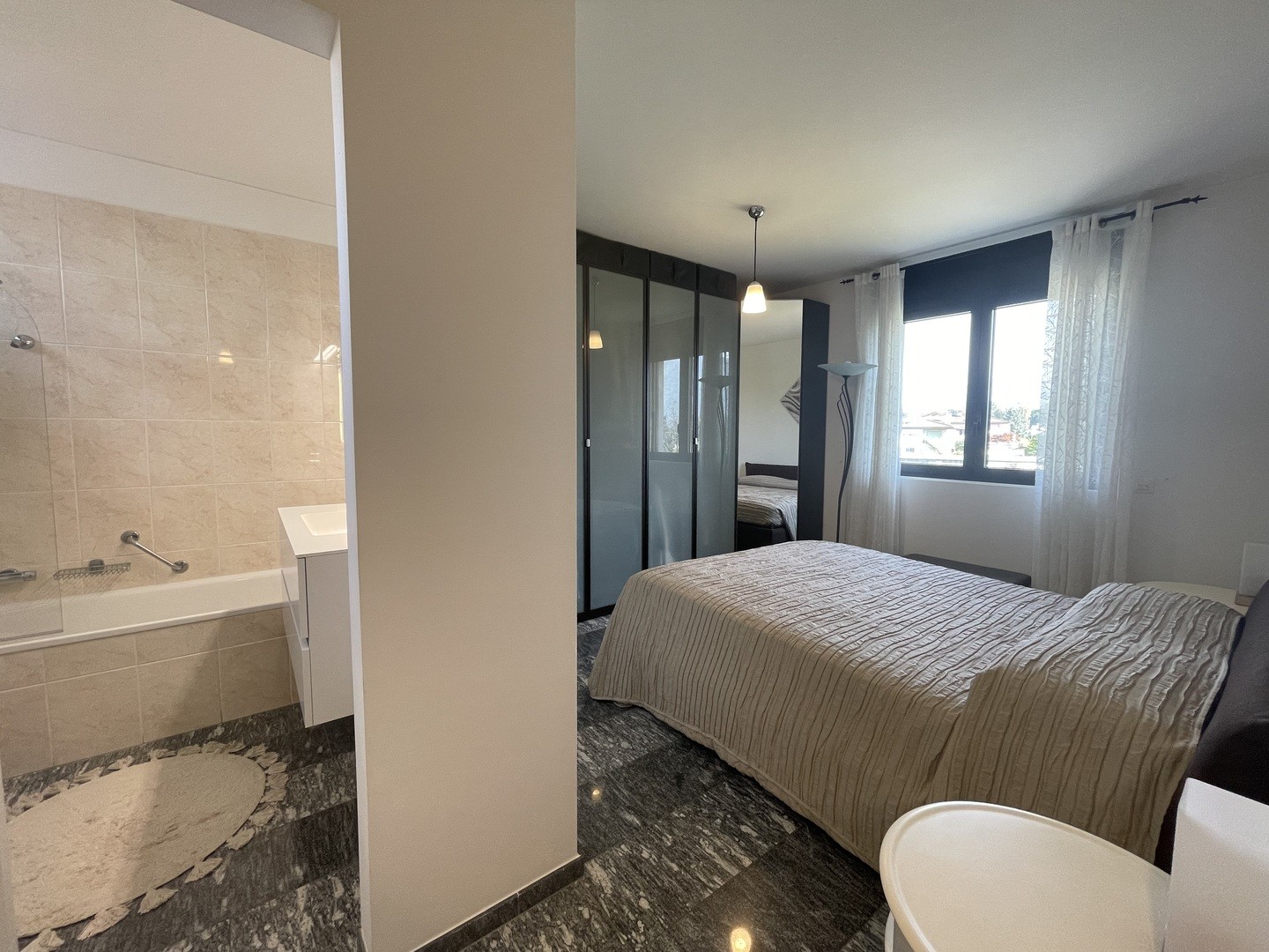 Schlafzimmer mit angrenzendem Badezimmer