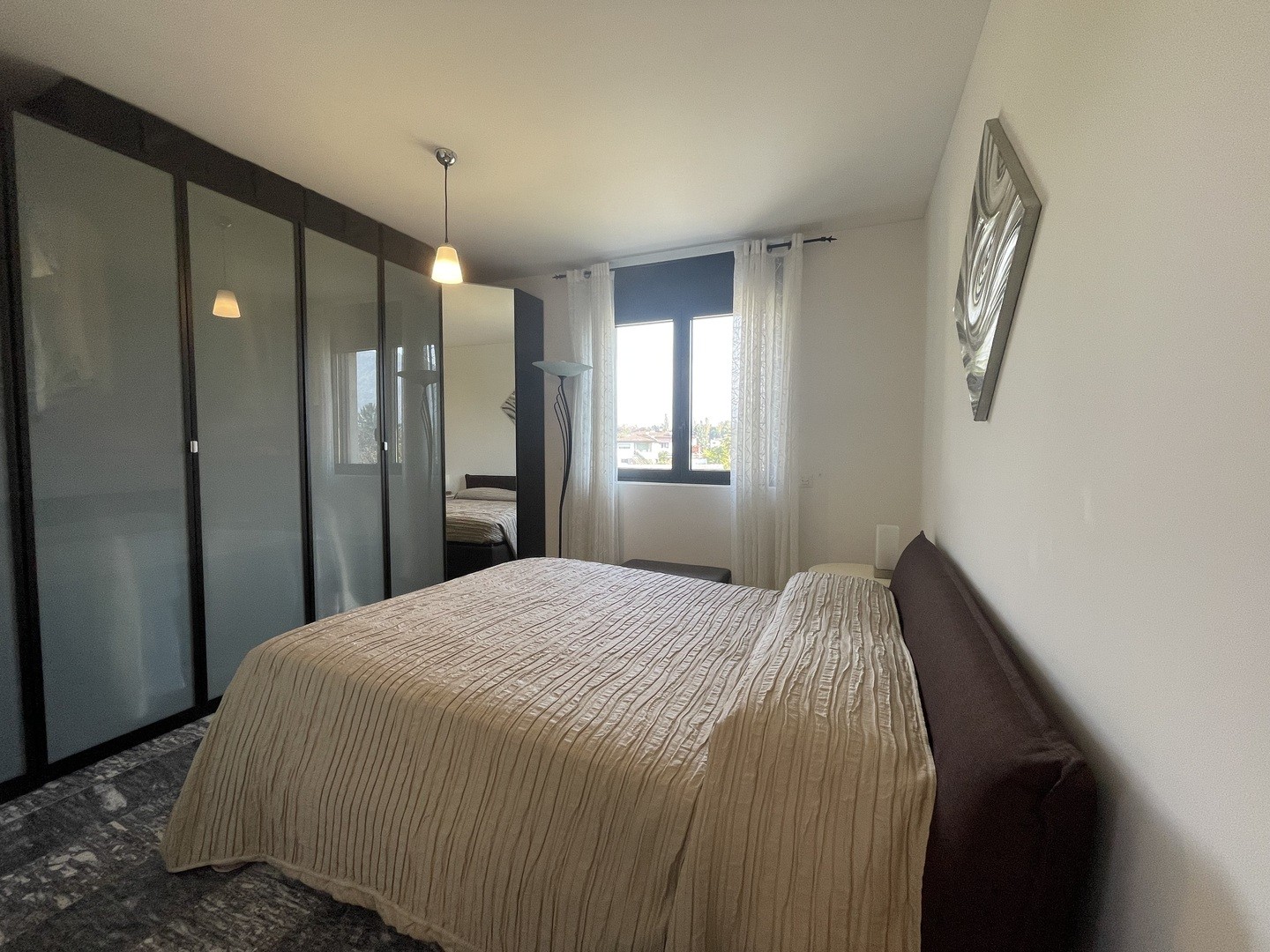 Schlafzimmer mit dunklem Kleiderschrank