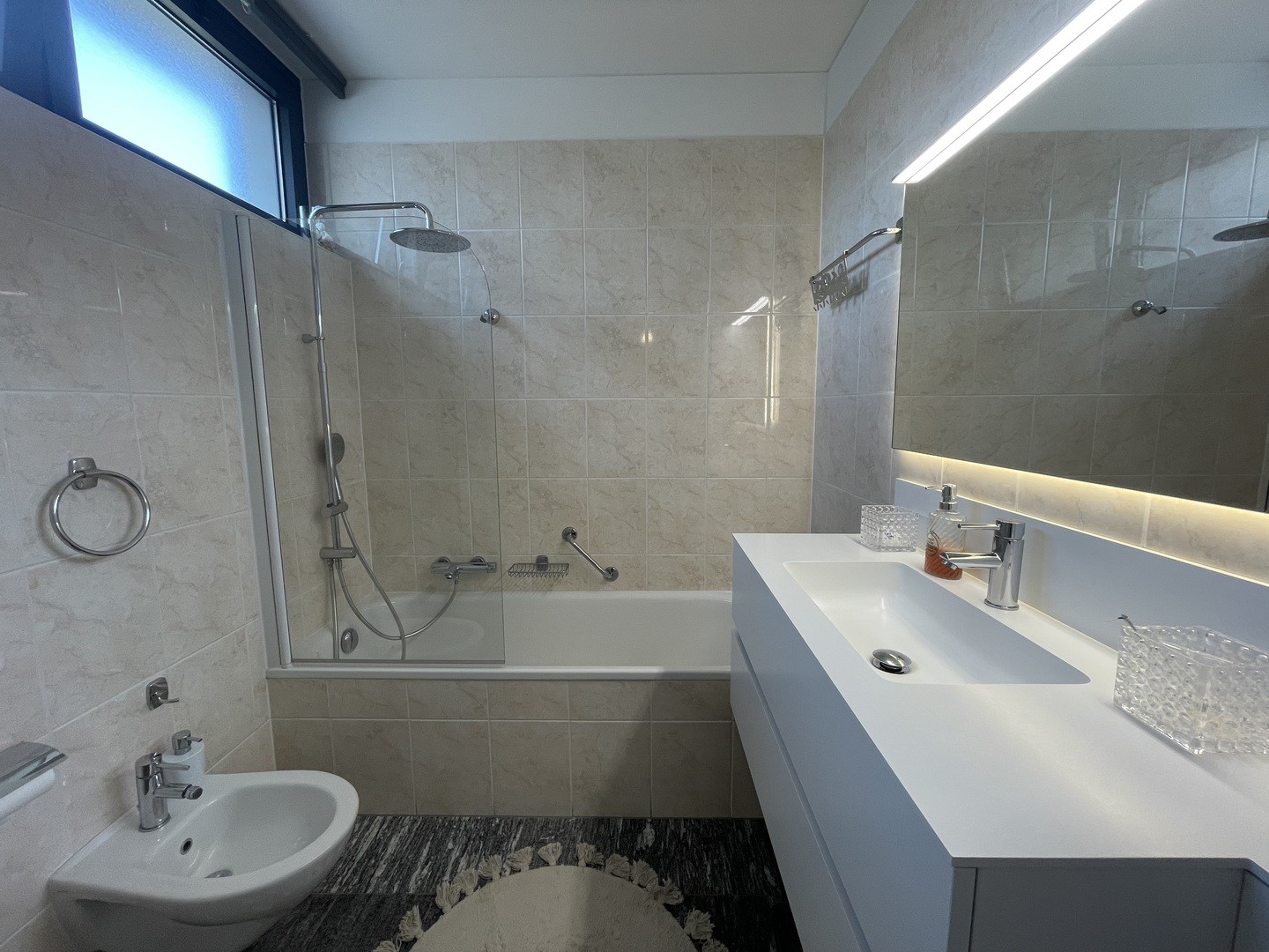 Modernes Bad mit Wanne und Waschtisch