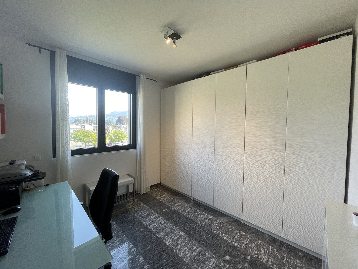 Helles Arbeitszimmer mit großem Einbauschrank
