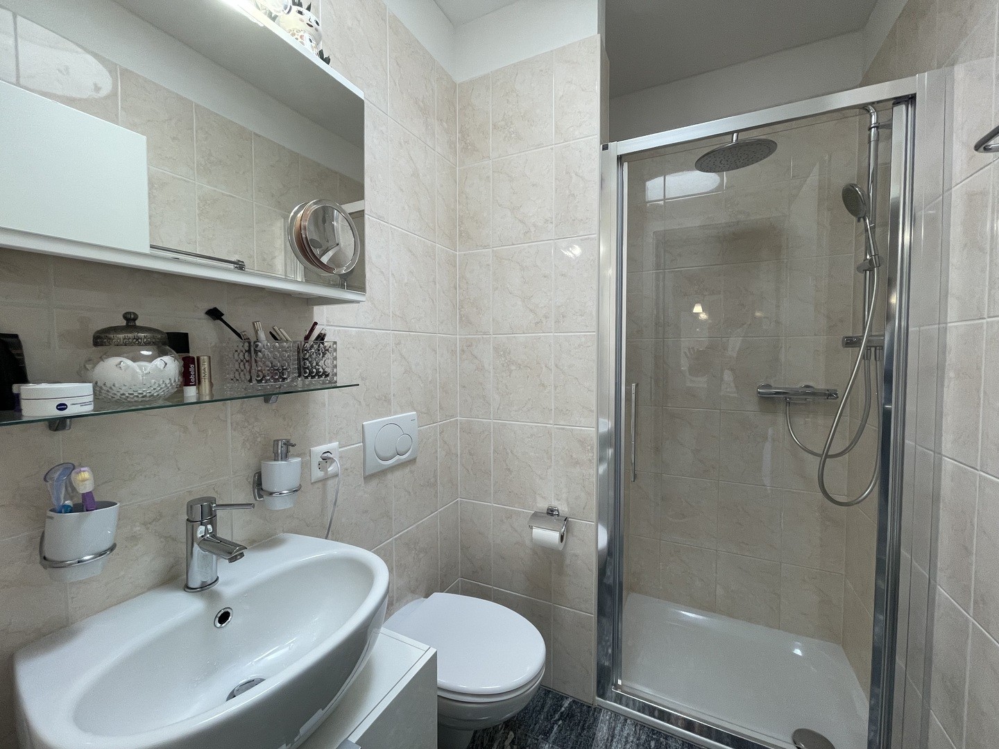 Kleines Badezimmer mit Dusche und WC