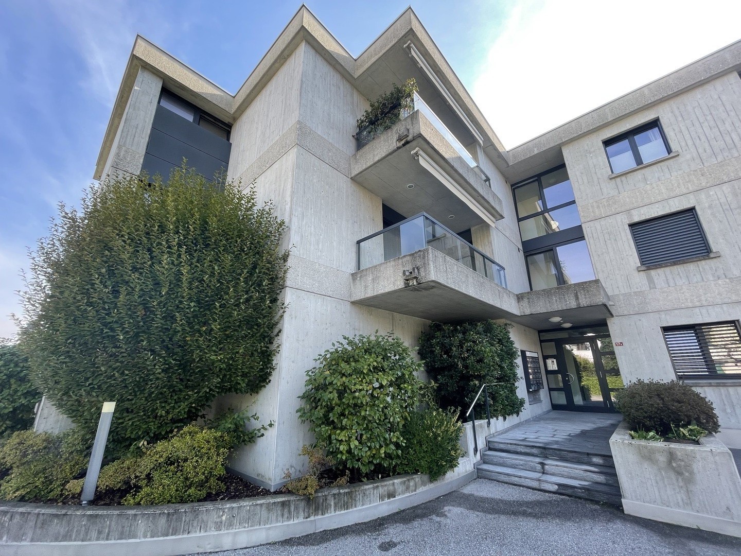 Moderne Wohnanlage mit Betonfassade