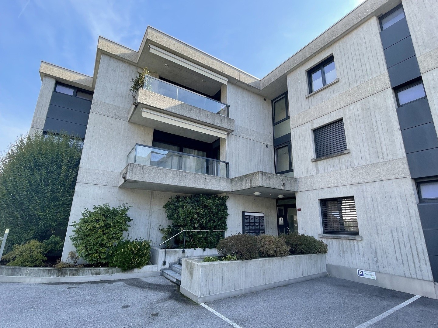 Modernes Apartmentgebäude mit Balkonen