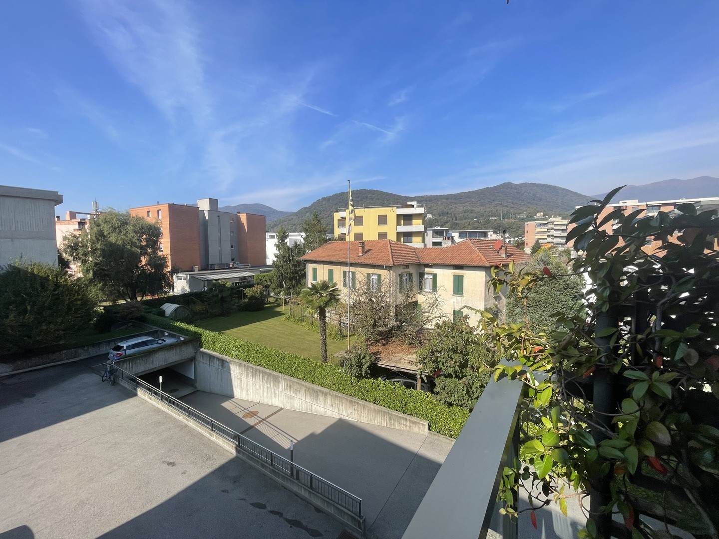 Blick vom Balkon über Garten und Wohngebiet