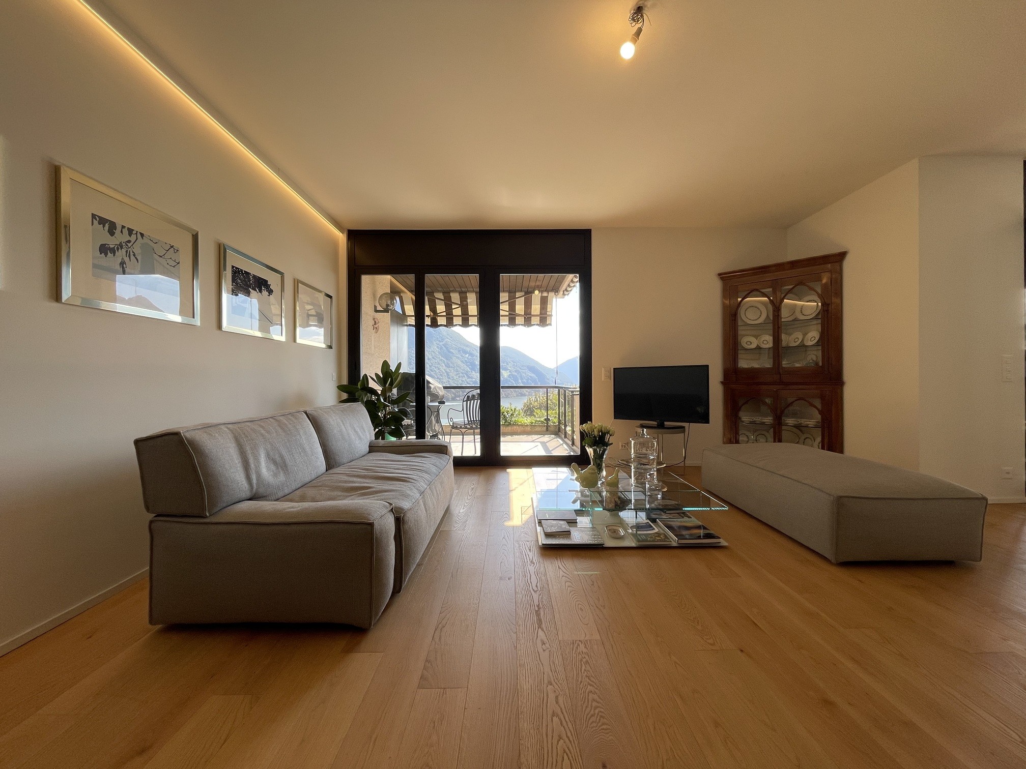 Helles Wohnzimmer mit Bergblick und Balkonzugang