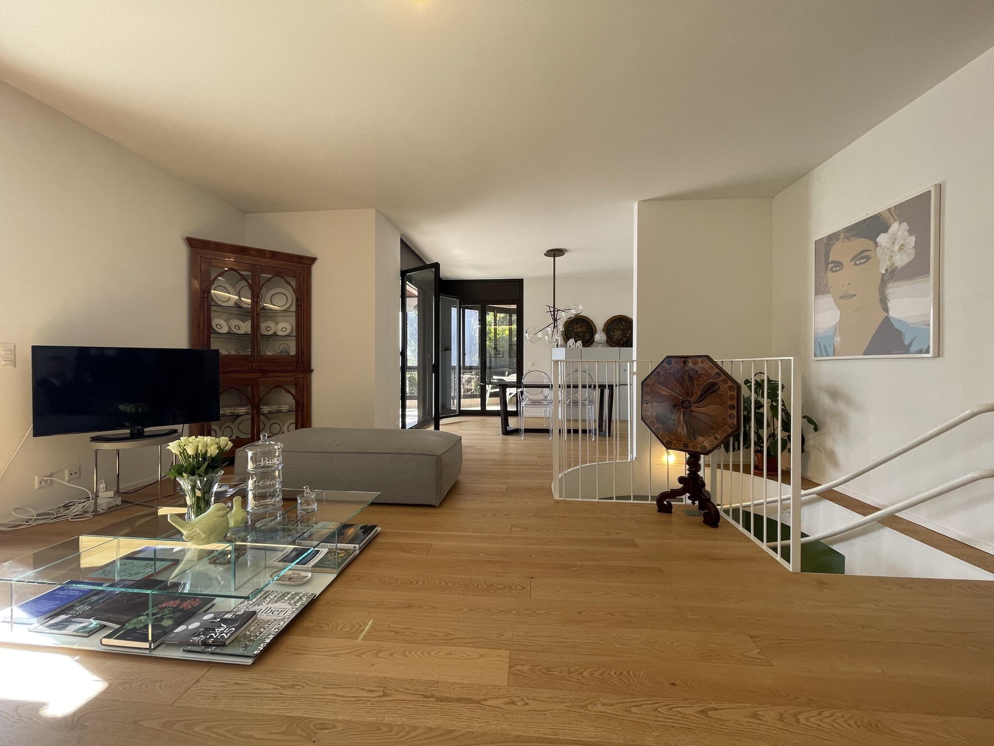 Helles Wohn-Esszimmer mit offener Treppe