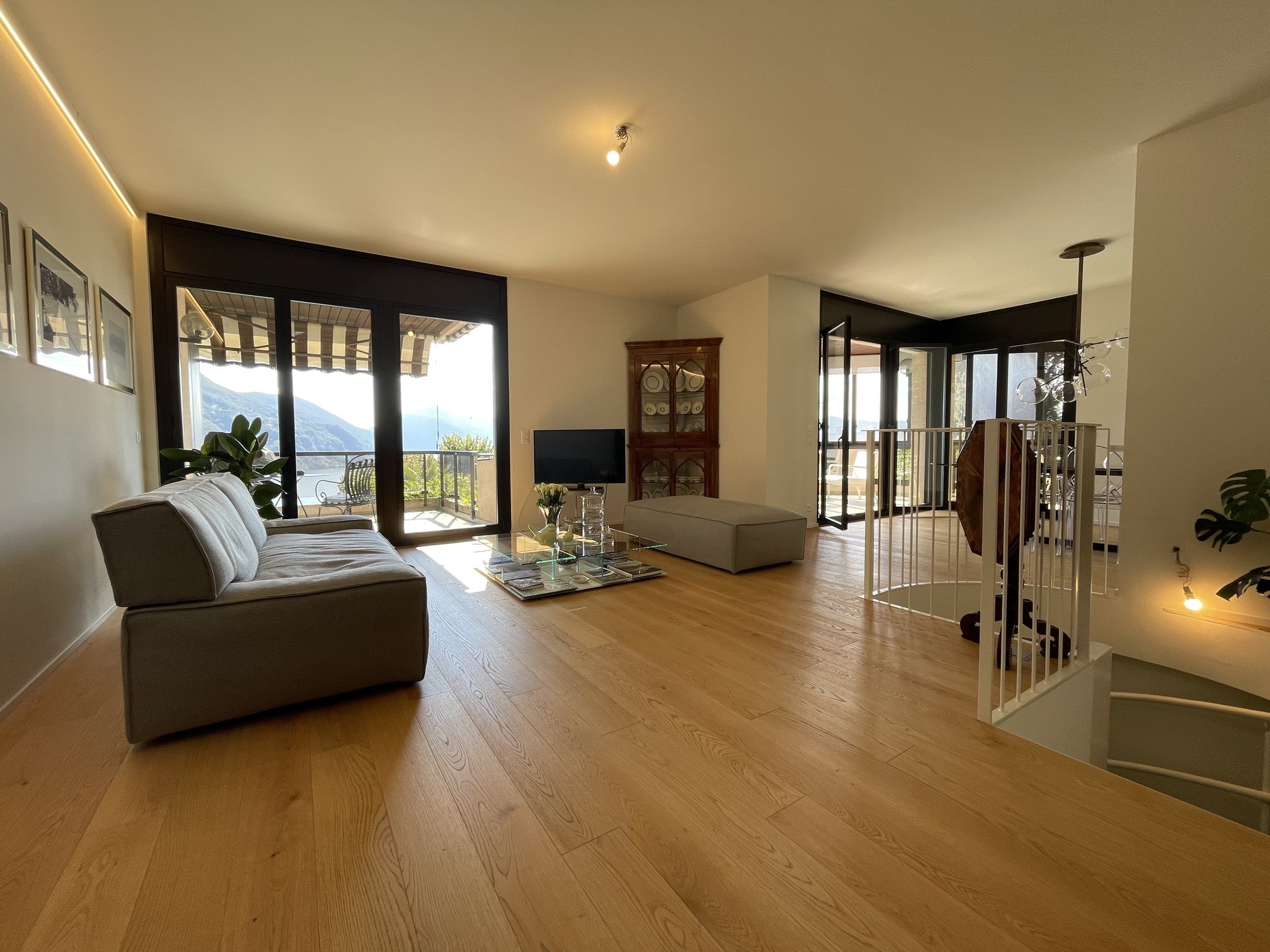 Helles Wohnzimmer mit Ausblick