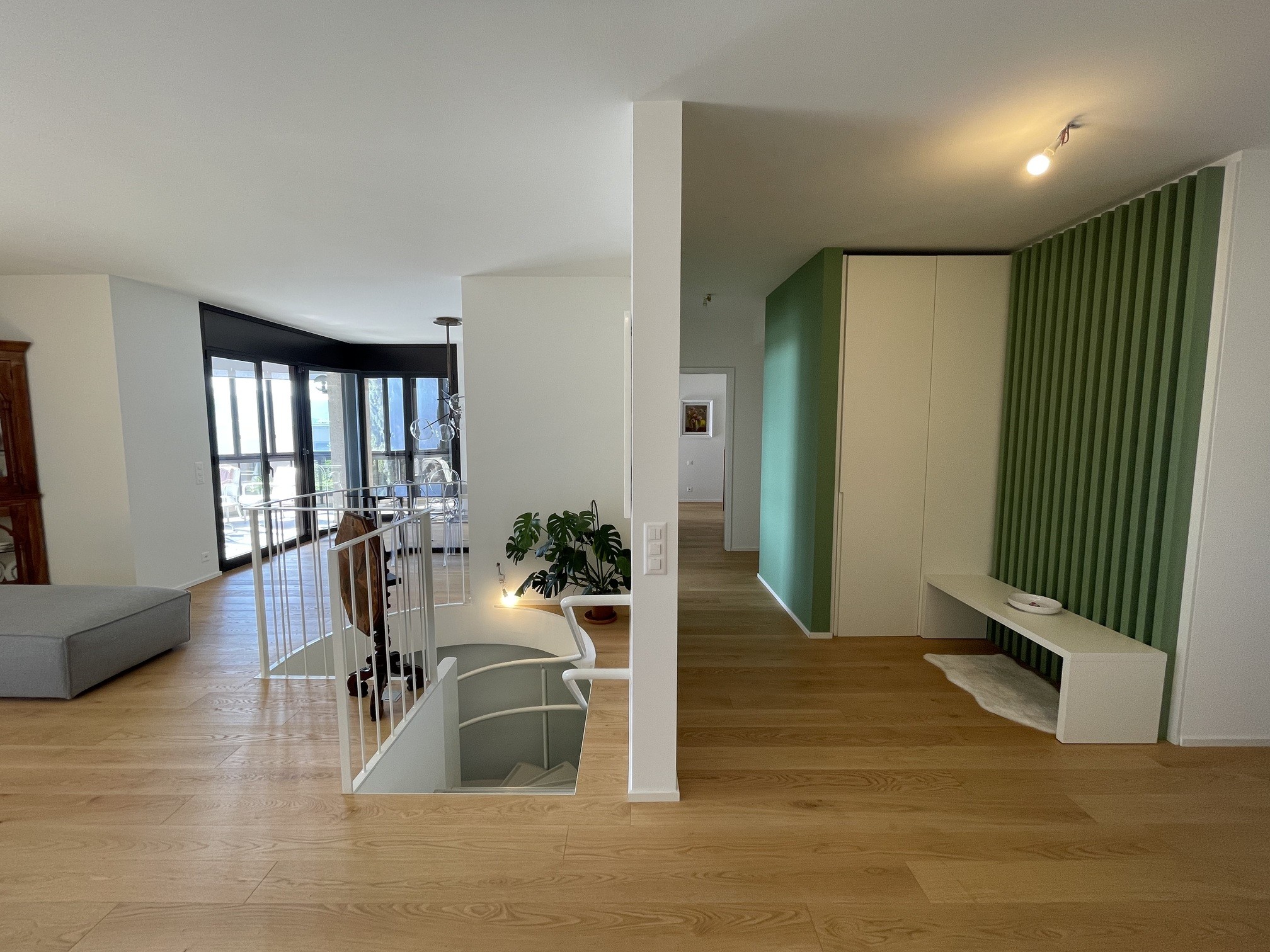 Offener Wohnbereich mit Galerie und Treppenabgang
