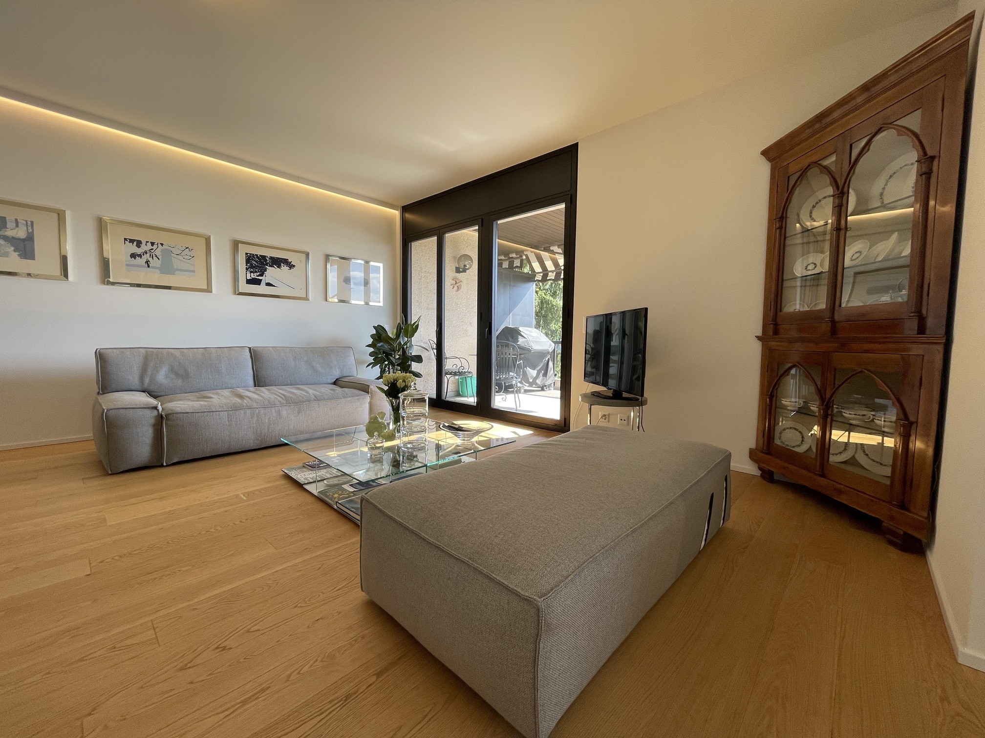 Helles Wohnzimmer mit moderner Einrichtung