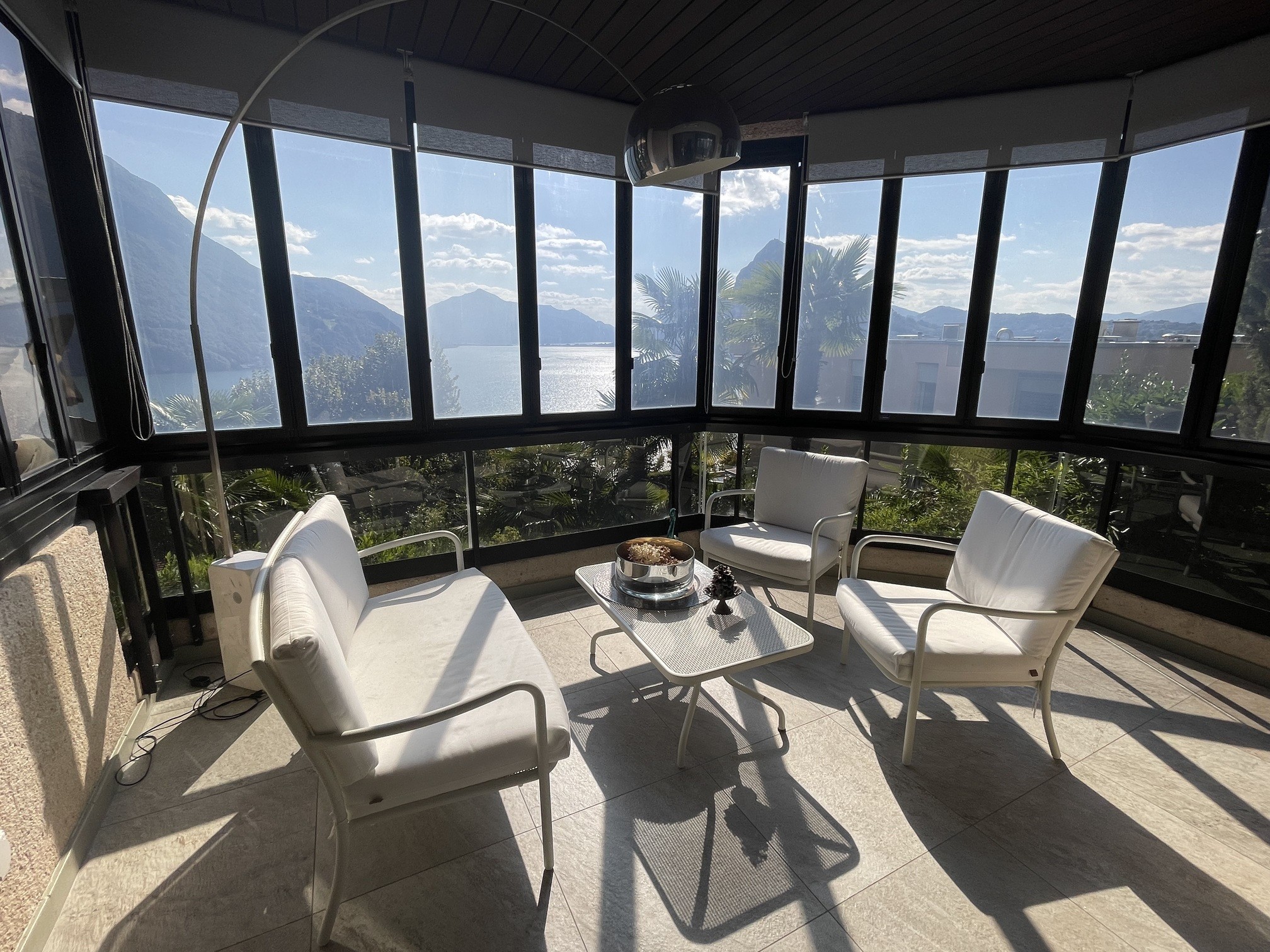 Verglaster Lounge-Bereich mit Seeblick