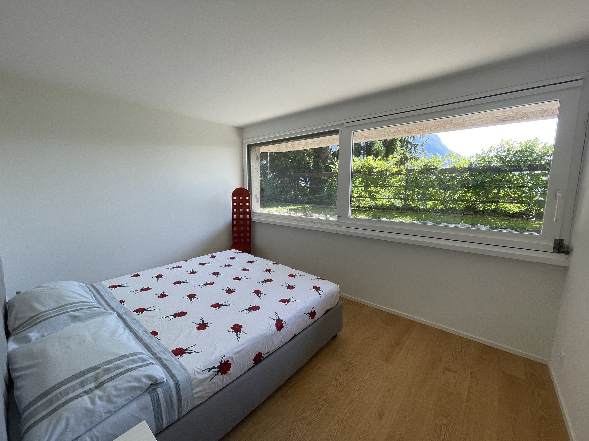 Schlafzimmer mit großem Fenster