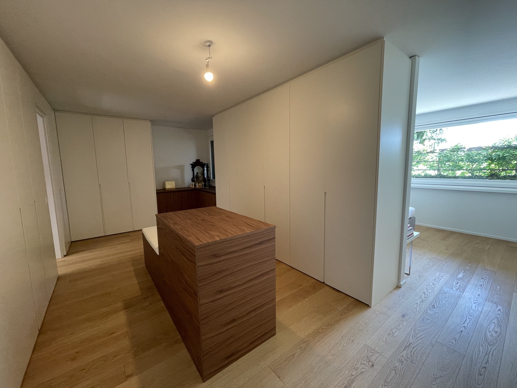 Helles Ankleidezimmer mit Einbauschränken