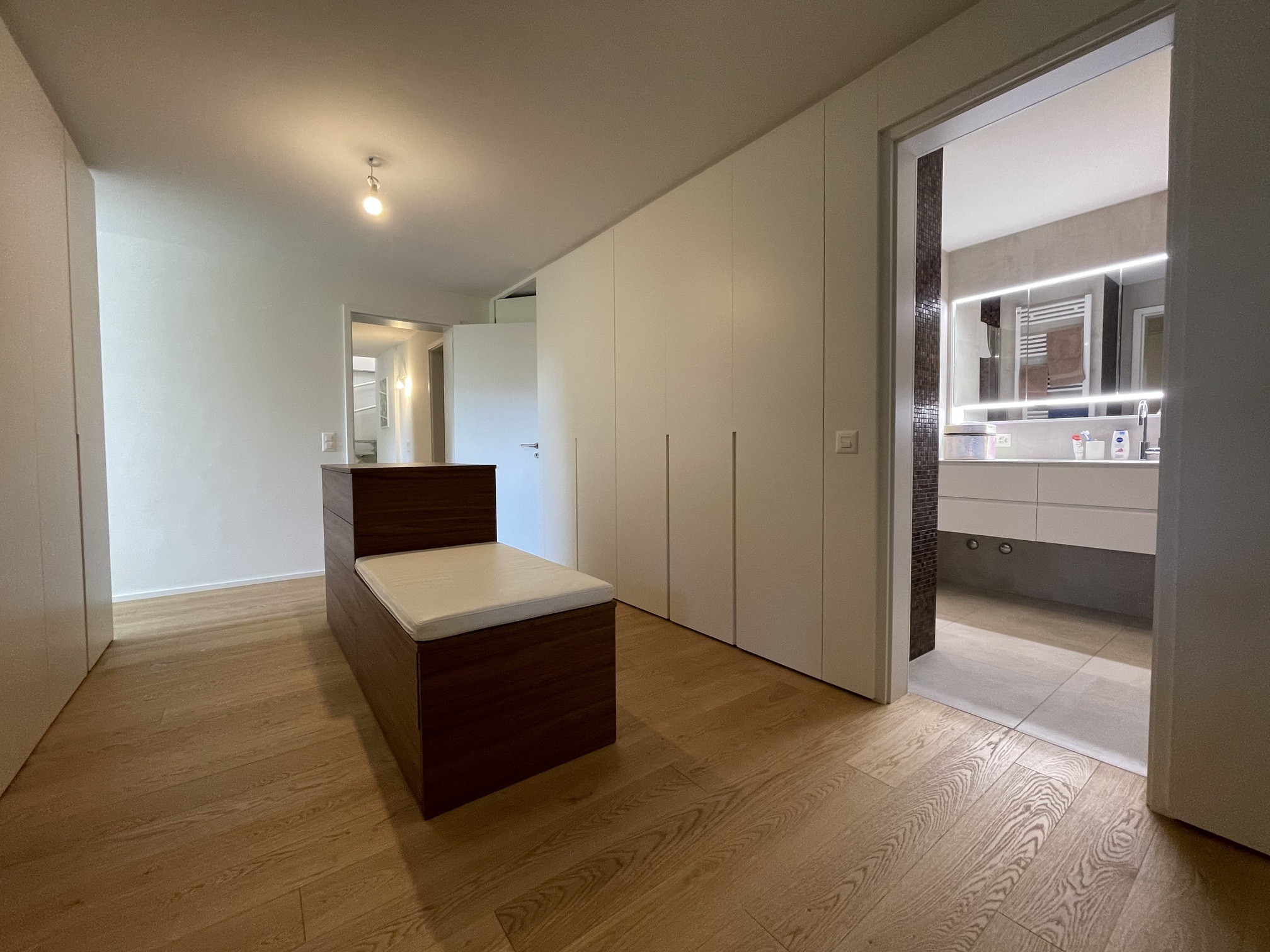 Modernes Schlafzimmer mit angrenzendem Bad