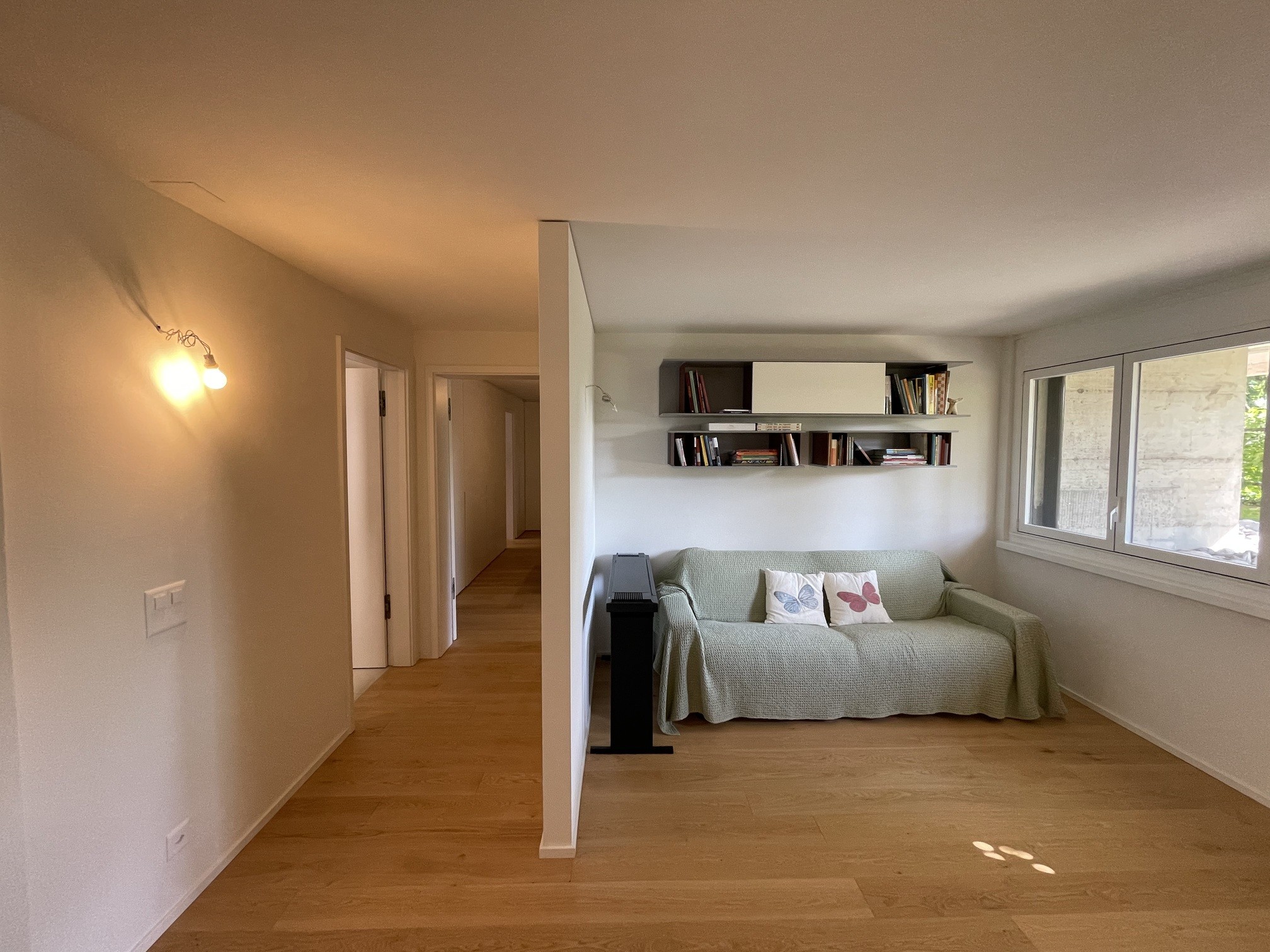 Heller Wohnbereich mit Sofa und Flur