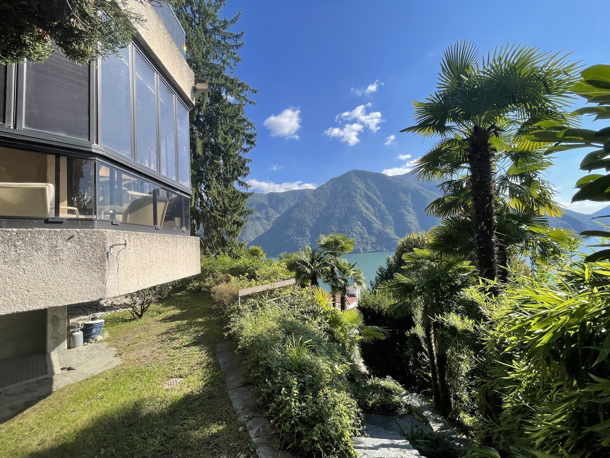 Haus mit Seeblick und tropischem Garten