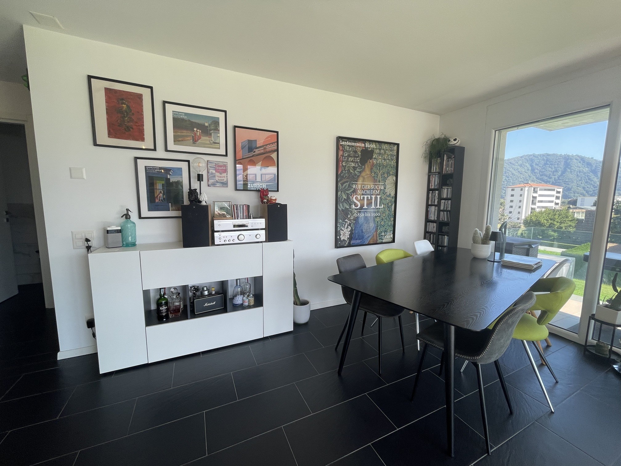 Helles Esszimmer mit Bergblick