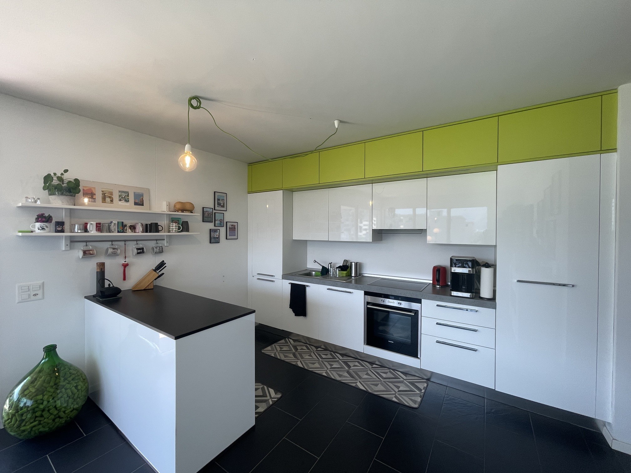Moderne Küche mit weiß-grünen Fronten
