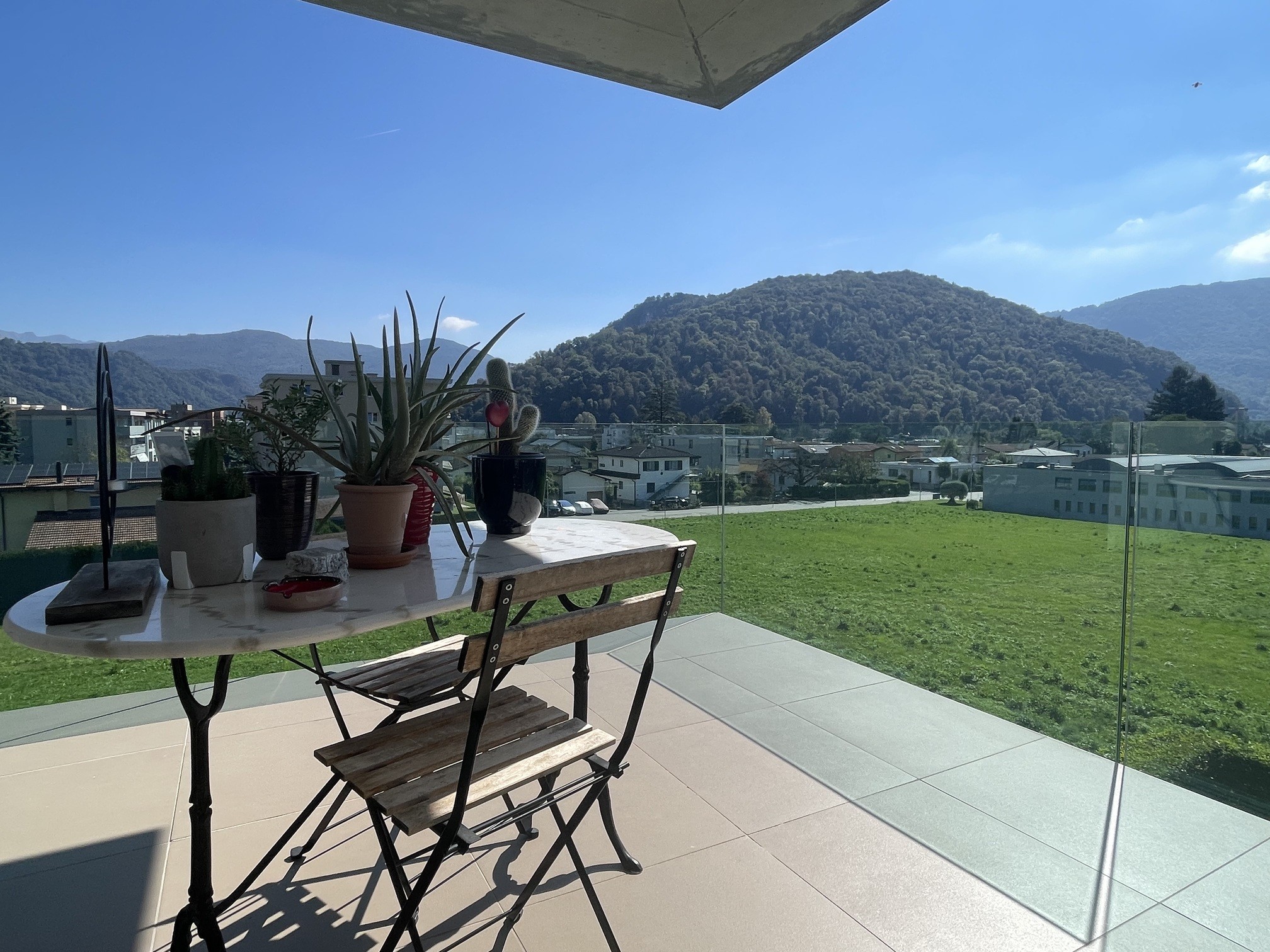 Balkon mit Bergblick und kleiner Sitzgruppe