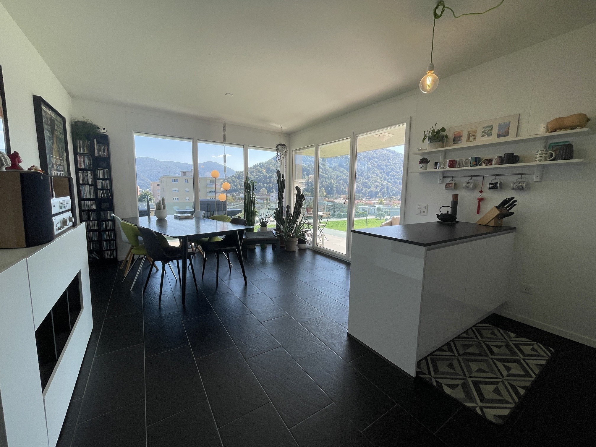 Offener Wohn- und Essbereich mit Bergblick