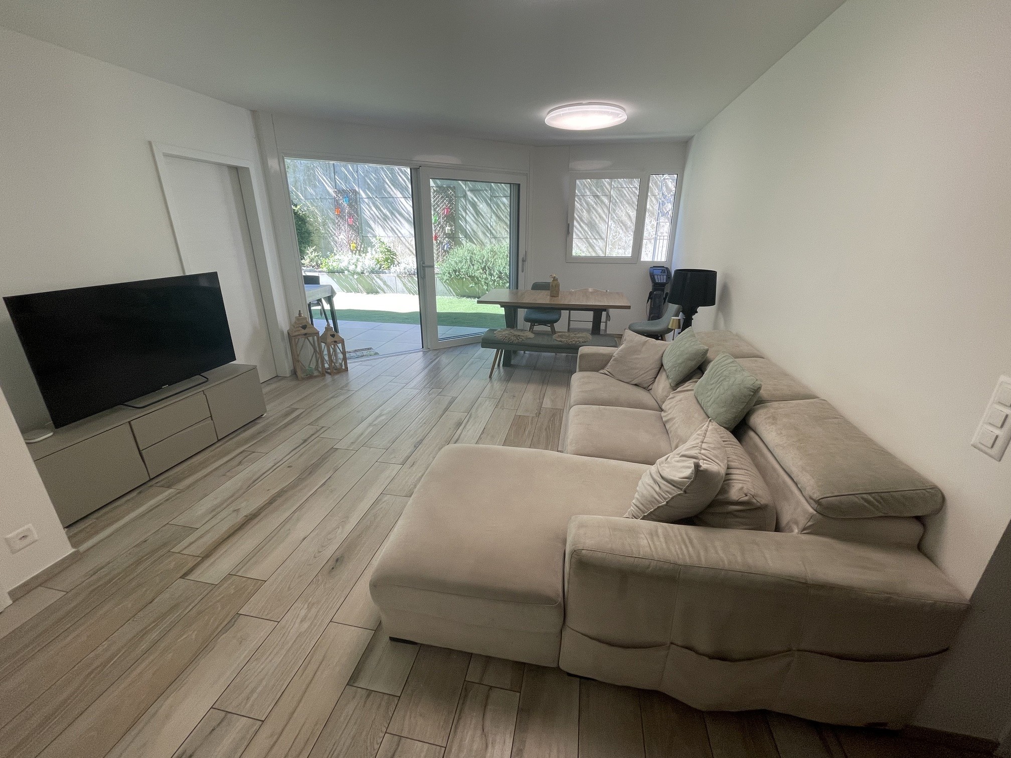 Helles Wohnzimmer mit Gartenblick