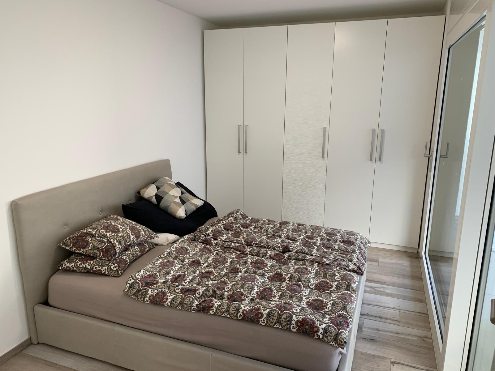 Modernes Schlafzimmer mit Einbauschrank