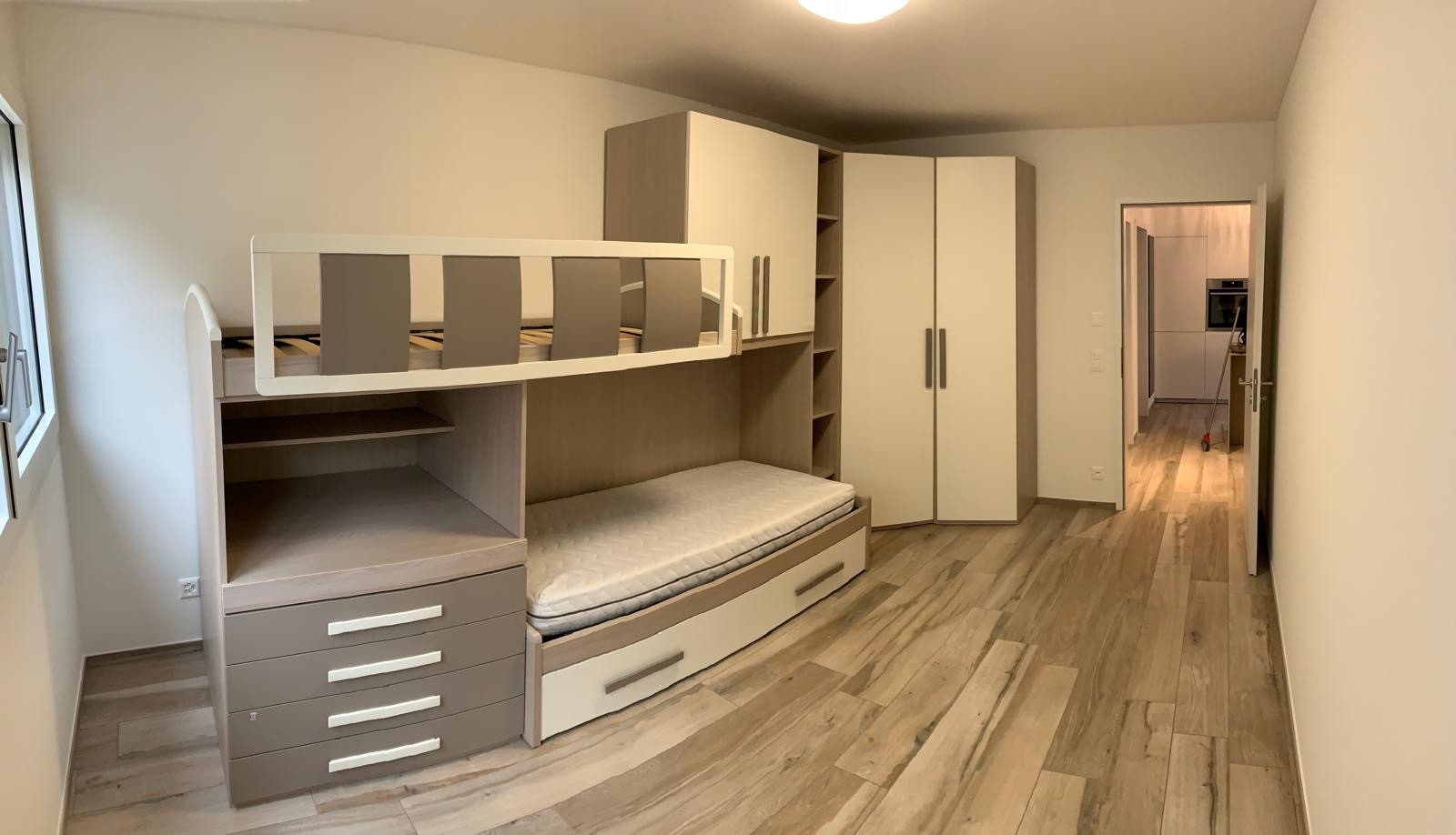 Jugendzimmer mit Etagenbett und Schränken