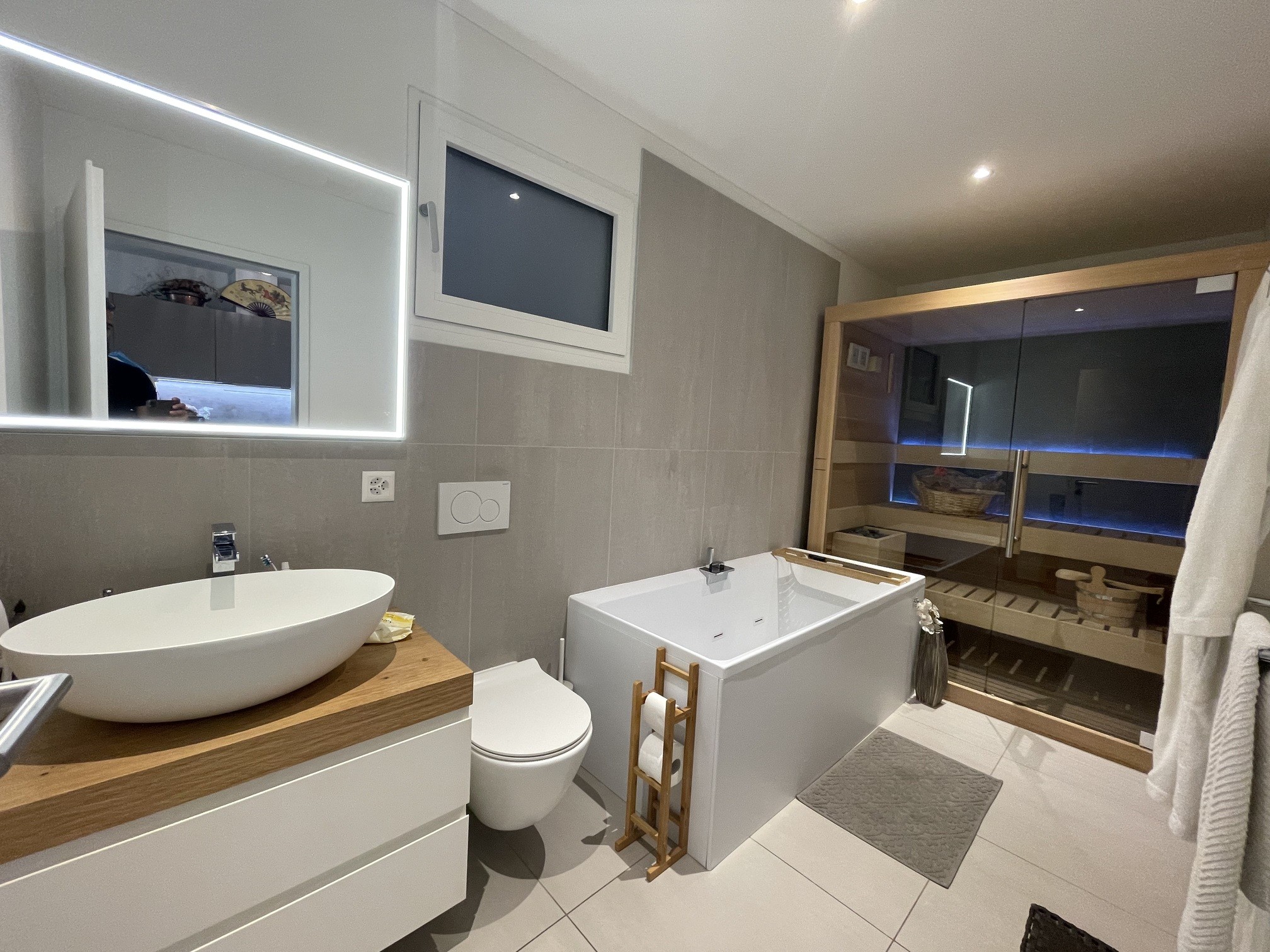 Modernes Badezimmer mit Sauna und Badewanne