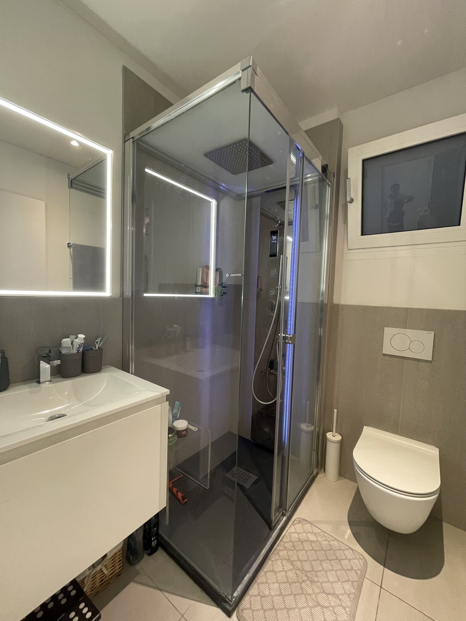 Modernes Badezimmer mit Duschkabine und WC