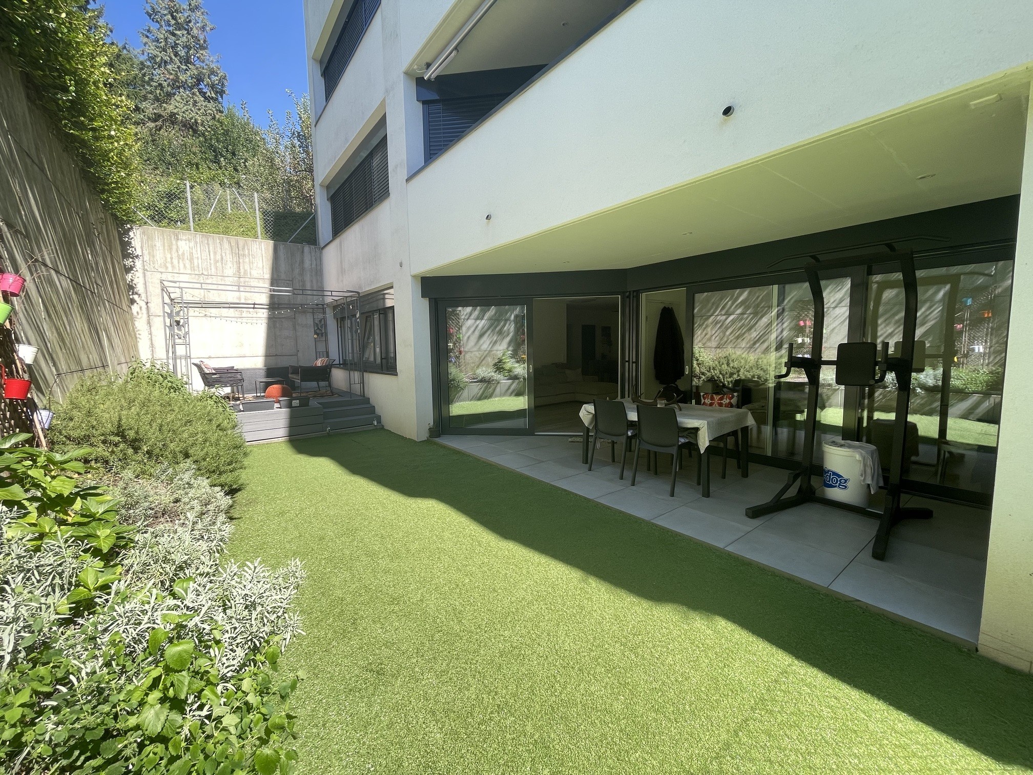 Garten mit Terrasse an moderner Wohnanlage