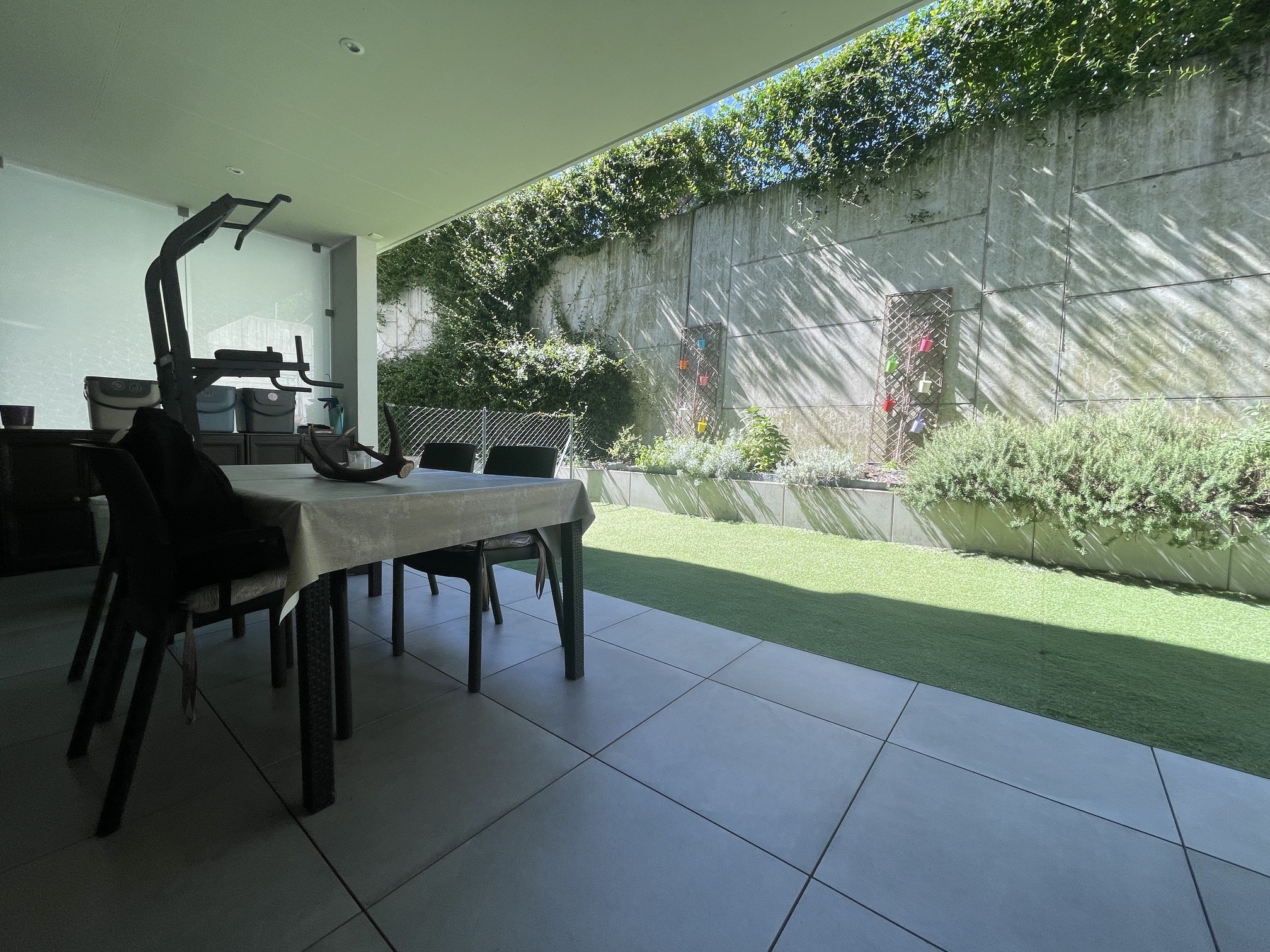 Überdachte Terrasse mit Gartenblick