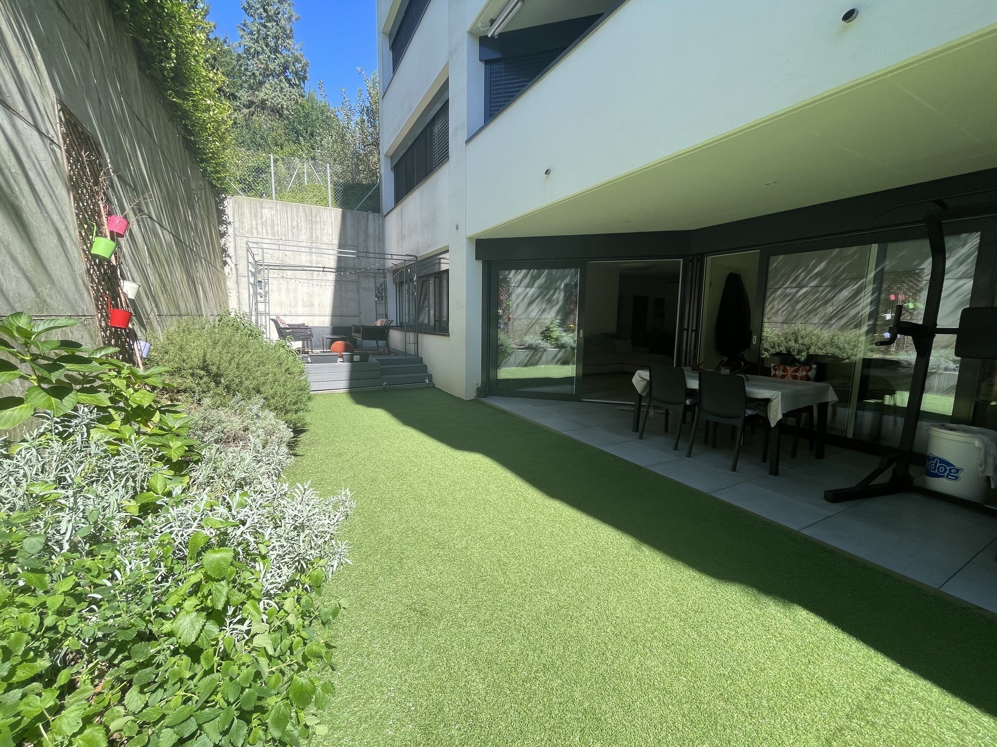 Moderner Garten und Terrassenbereich an einem Wohnhaus