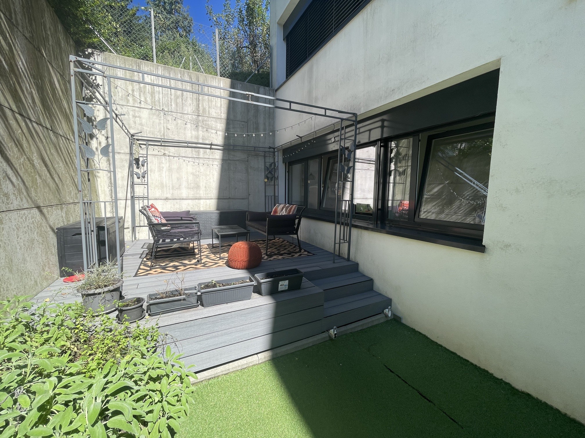 Begrünte Patio-Terrasse mit Lounge