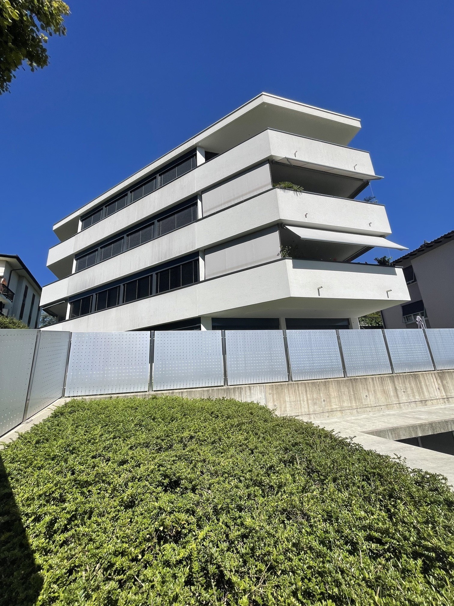 Modernes Mehrfamilienhaus von außen