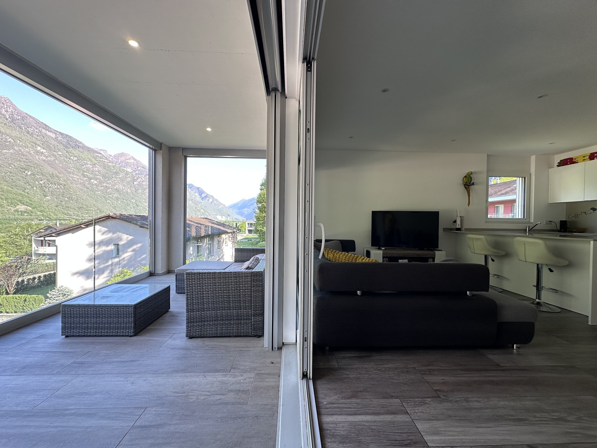 Terrasse mit Bergblick und angrenzendem Wohnbereich