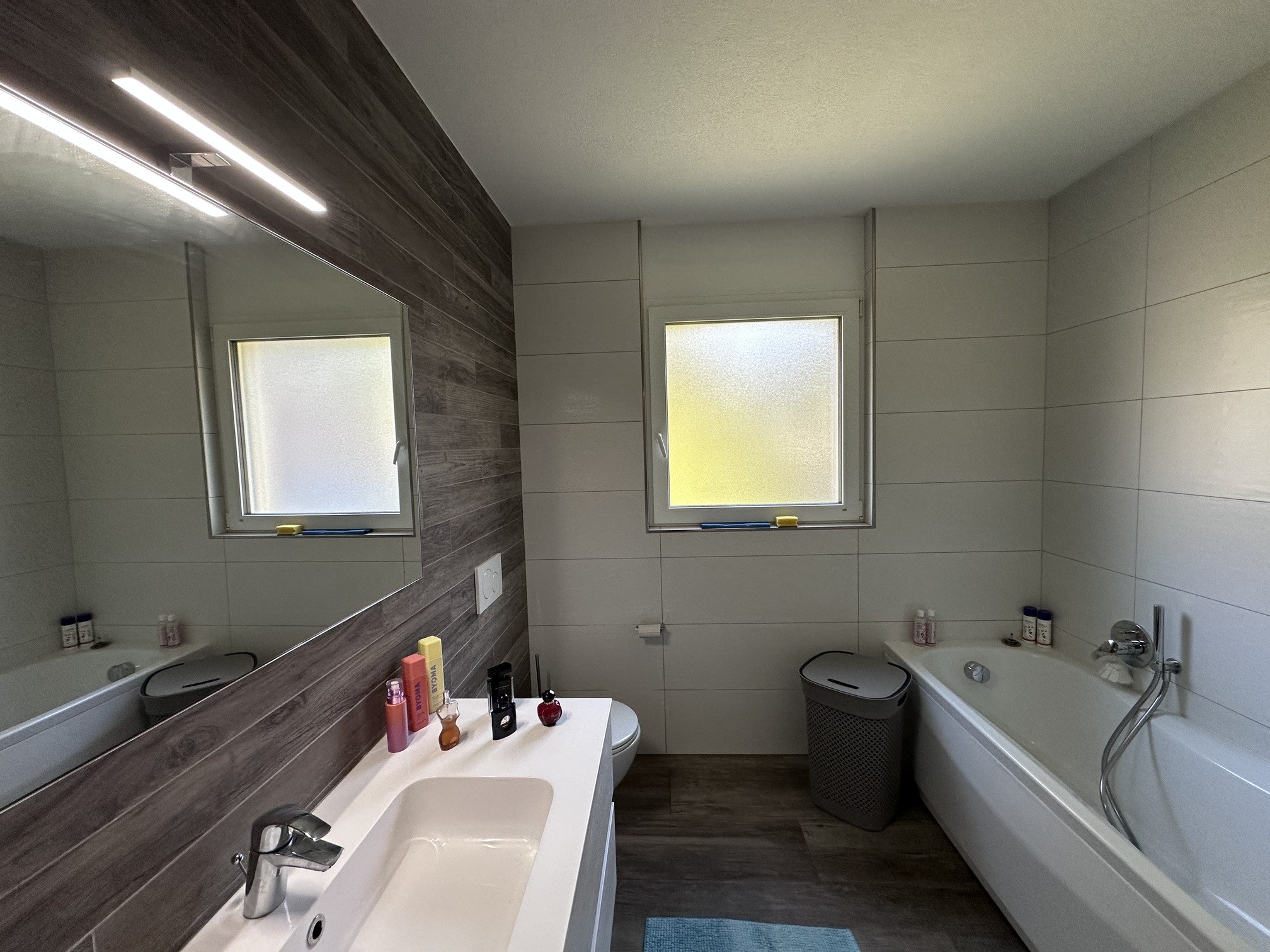 Modernes Badezimmer mit Badewanne und Dachfenstern