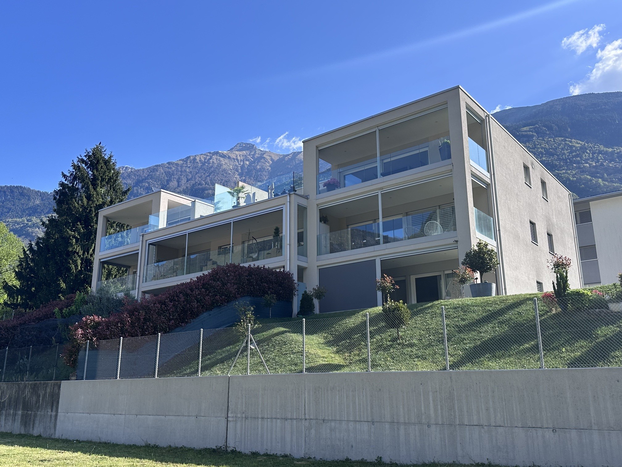 Modernes Wohngebäude mit Bergblick