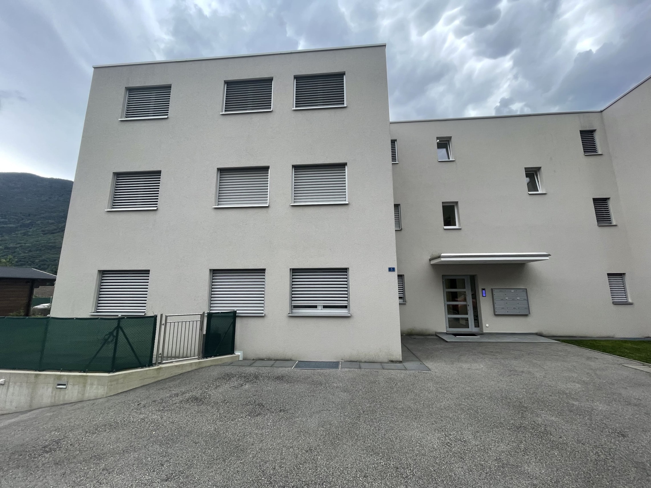 Moderne Wohnanlage mit klarer Fassade