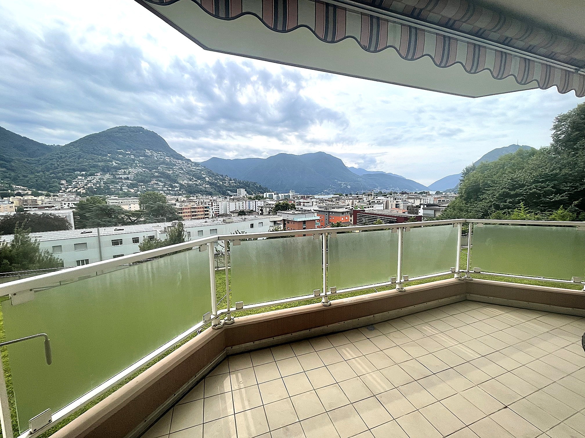 Balkon mit Panoramablick auf Berge und Stadt