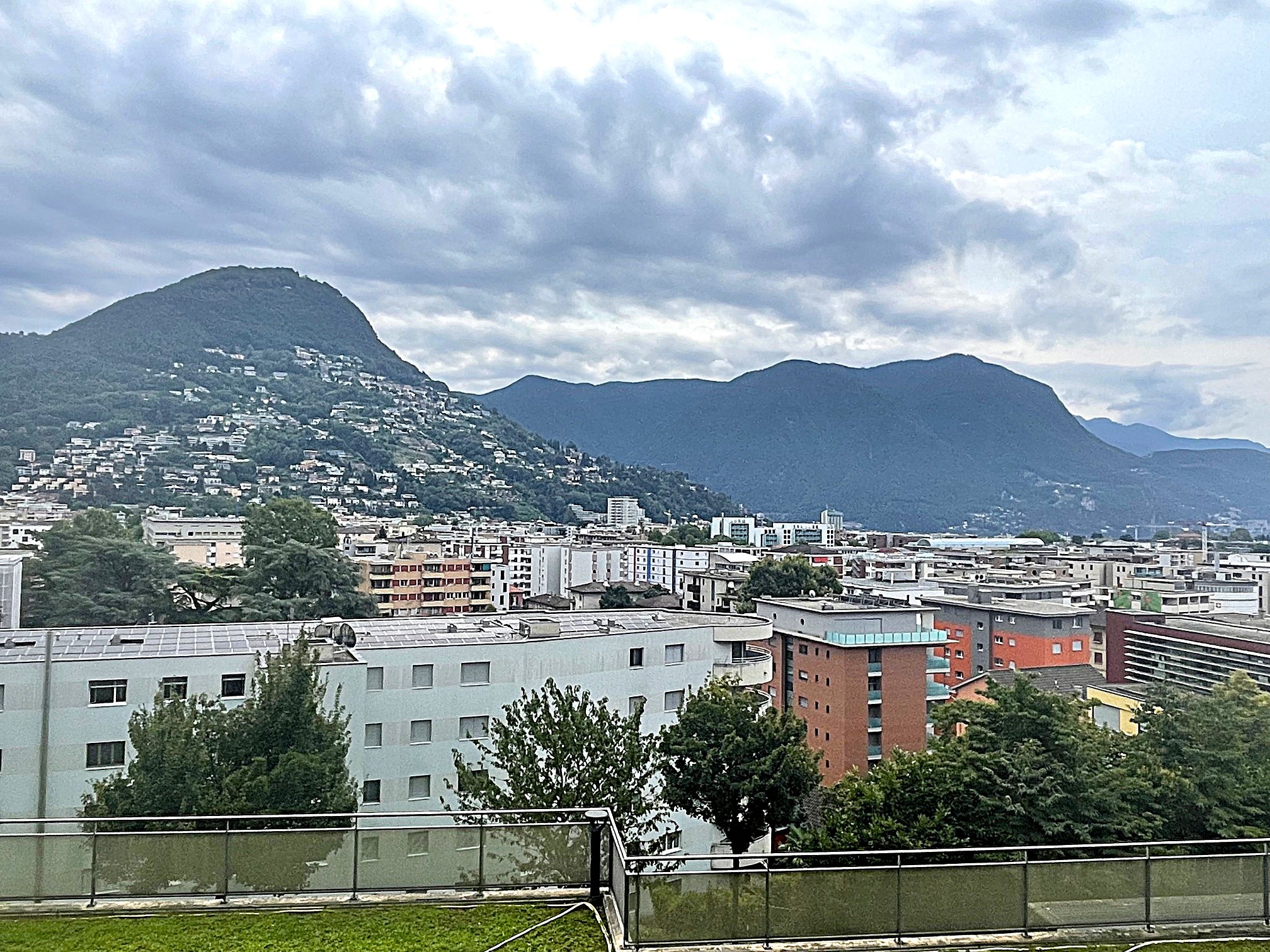 Stadt- und Bergblick mit Terrasse