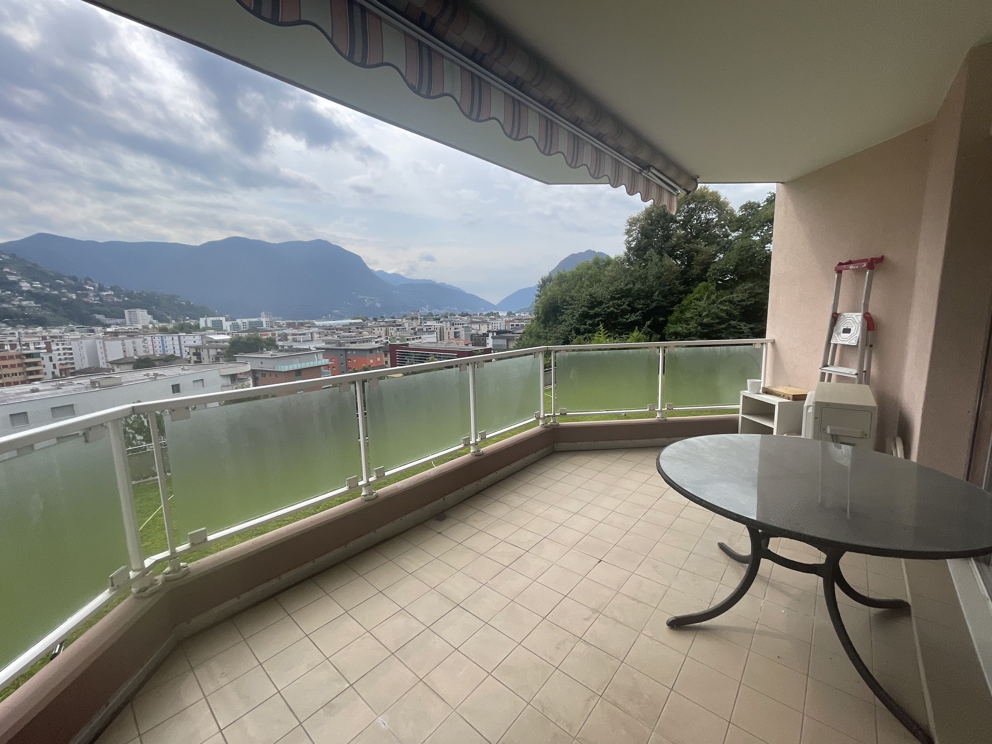 Balkon mit Bergblick