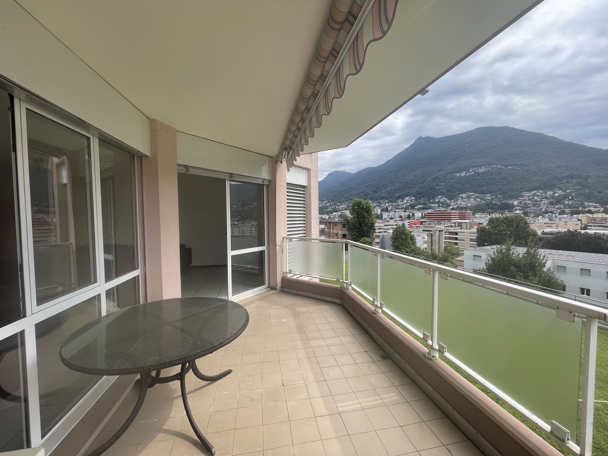 Balkon mit Bergblick
