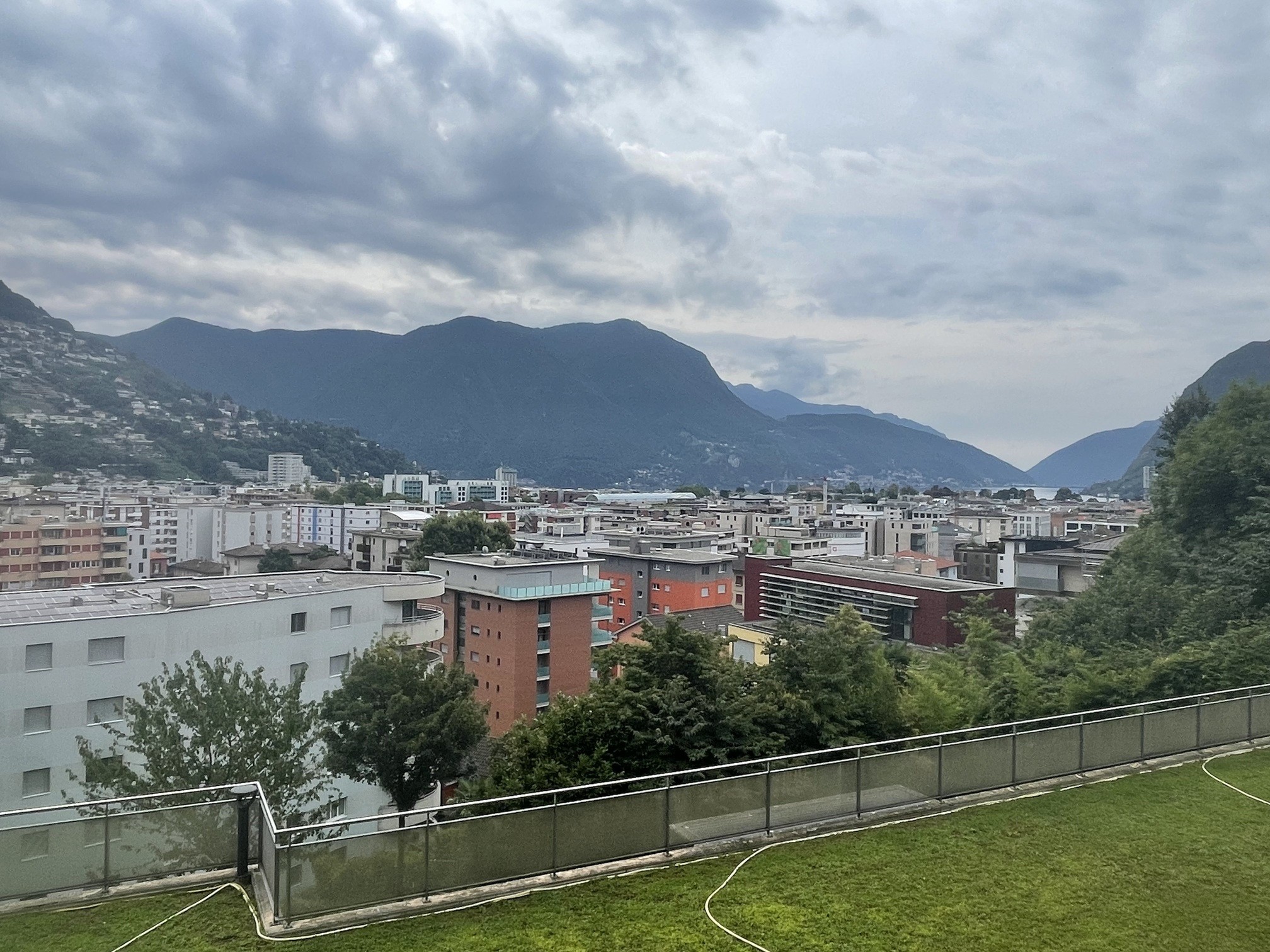 Stadt- und Bergblick von einer erhöhten Dachterrasse